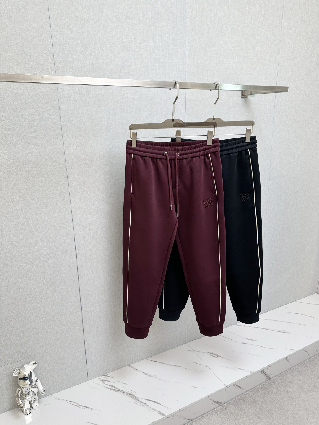 NO:653336,Luo Yiwei's 2025 autumn and winter super hot casual pants are made of European imported fabrics, which are soft, comfortable and textured. The original hardware accessories are very cool, the details are exquisite, the upper body effect is super amazing, and they are trendy and versatile. Made with exquisite fabrics, it shows the outstanding style of the product. A must-have style!  Definitely one worth owning!  Size M-4XL,,loewe,alexander wang19860909罗意为 2025秋冬超火休闲裤,选用欧洲进口面料,柔软舒适有质感,原版五金配件,非常炫酷,细节处理精致,上身效果超级无敌赞,潮流百搭.尚选面料匠心而制 彰显卓越臻品风范 必备款式！绝对值得拥有的一条！尺码M-4XL,,loewe,alexander wang,Men's clothing