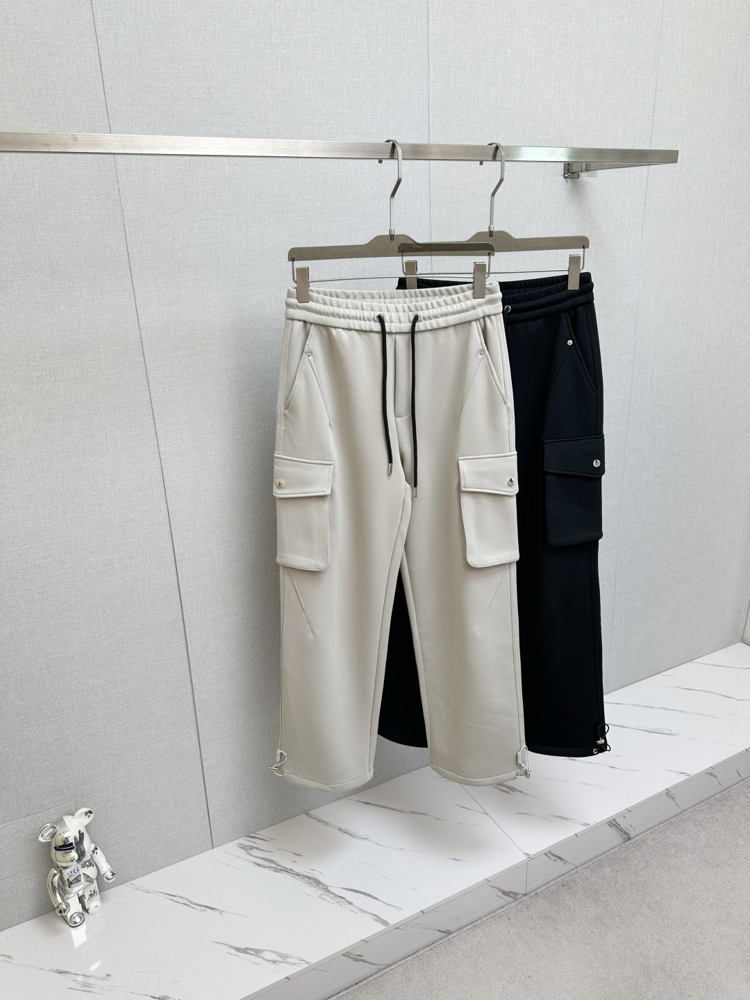 NO:653343,PRADA's 2025 autumn and winter super hot casual pants are made of imported European fabrics, which are soft, comfortable and textured. The original hardware accessories are very cool, the details are exquisite, the upper body effect is super amazing, and they are trendy and versatile. The fabrics are carefully selected to show the outstanding style. A must-have style!  Definitely one worth owning!  Size M-4XL,,prada,alexander wang19860909PRADA 2025秋冬超火休闲裤,选用欧洲进口面料,柔软舒适有质感,原版五金配件,非常炫酷,细节处理精致,上身效果超级无敌赞,潮流百搭.尚选面料匠心而制 彰显卓越臻品风范 必备款式！绝对值得拥有的一条！尺码M-4XL,,prada,alexander wang,Men's clothing