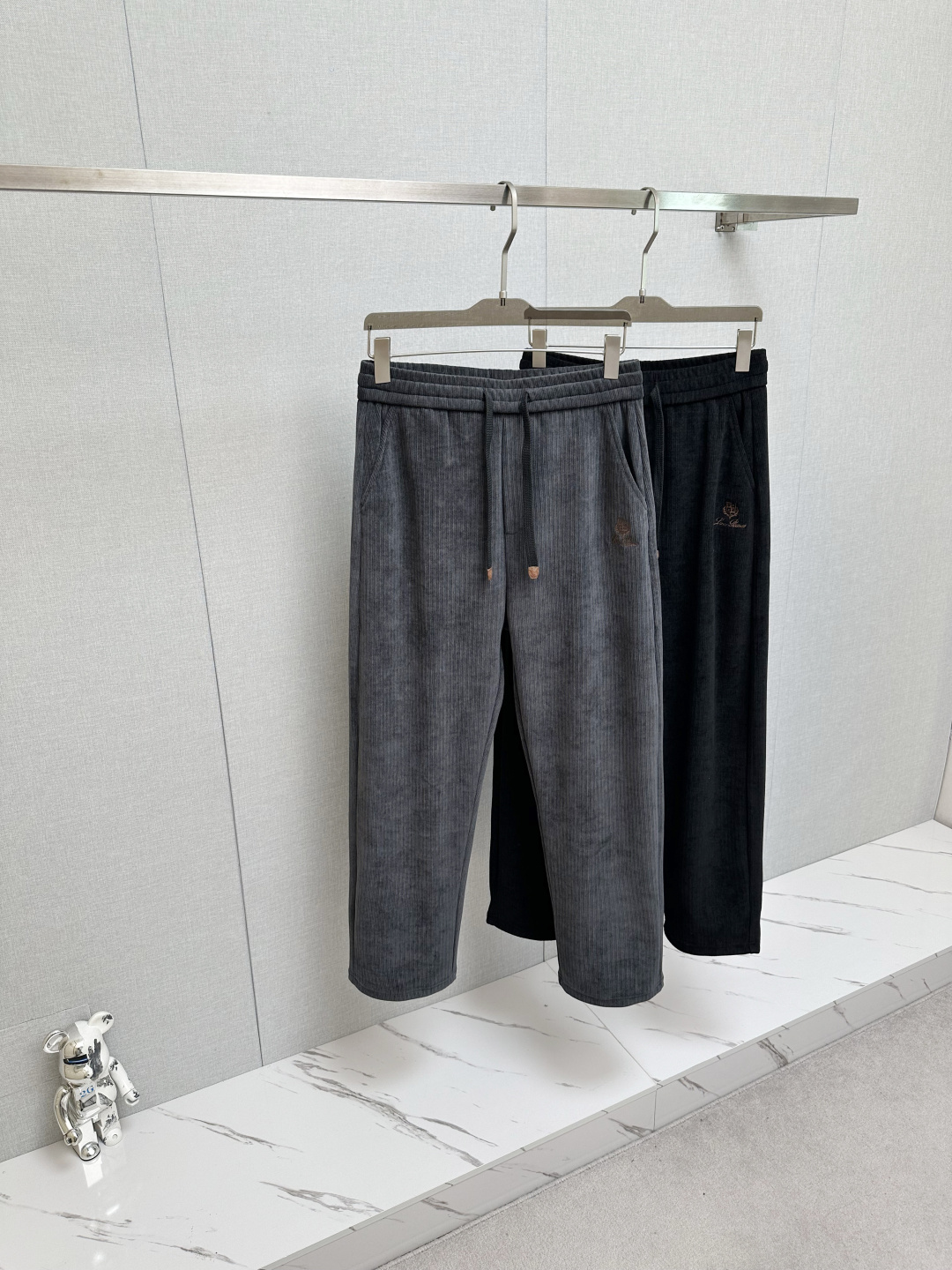 NO:653347,LP's super hot casual pants for autumn and winter are made of European imported fabrics, which are soft, comfortable and textured. The original hardware accessories are very cool, the details are exquisite, the upper body effect is super amazing, and they are trendy and versatile. Made with exquisite fabrics, it shows the excellent and high-end style. A must-have style!  Definitely one worth owning!  Size M-4XL,,loro piana,alexander wang19860909LP 秋冬超火休闲裤,选用欧洲进口面料,柔软舒适有质感,原版五金配件,非常炫酷,细节处理精致,上身效果超级无敌赞,潮流百搭.尚选面料匠心而制 彰显卓越臻品风范 必备款式！绝对值得拥有的一条！尺码M-4XL,,loro piana,alexander wang,Men's clothing