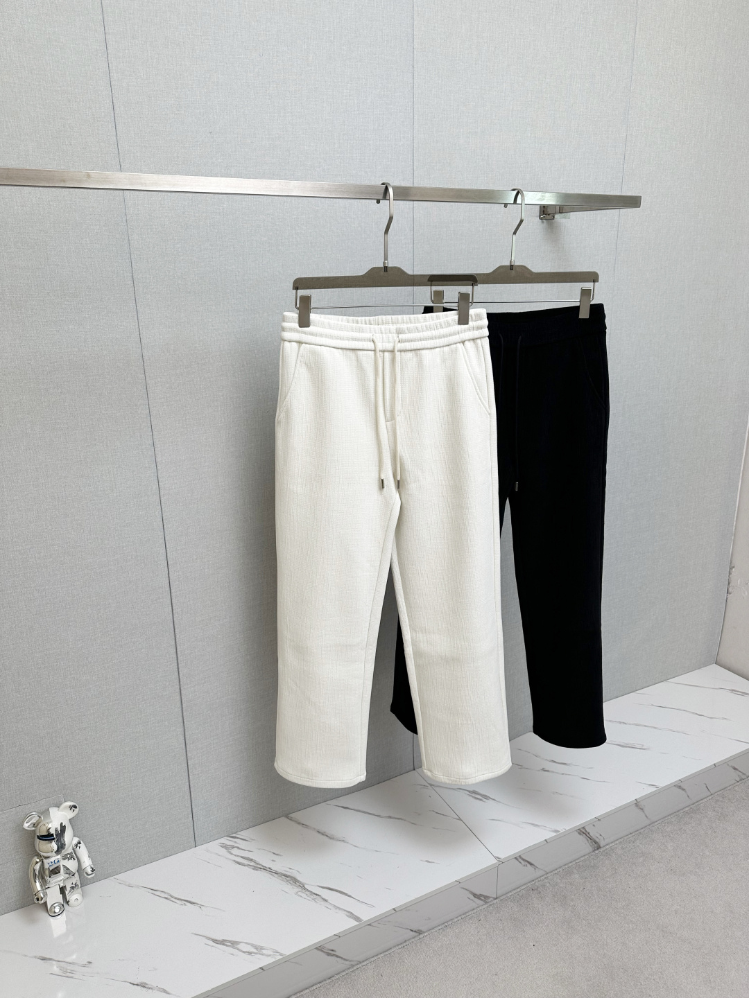 NO:653353,PRADA's super hot casual pants for autumn and winter are made of European imported fabrics, which are soft, comfortable and textured. The original hardware accessories are very cool, the details are exquisite, the upper body effect is super amazing, and they are trendy and versatile. Made with exquisite fabrics, it shows the excellent style of high-end products. A must-have style!  Definitely one worth owning!  Size M-4XL,,prada,alexander wang19860909PRADA 秋冬超火休闲裤,选用欧洲进口面料,柔软舒适有质感,原版五金配件,非常炫酷,细节处理精致,上身效果超级无敌赞,潮流百搭.尚选面料匠心而制 彰显卓越臻品风范 必备款式！绝对值得拥有的一条！尺码M-4XL,,prada,alexander wang,Men's clothing