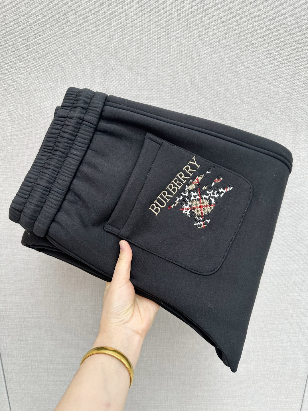 NO:623935,BURBERRY's 2025 Autumn and Winter Super Hot Casual Pants are made of European imported fabrics, which are soft, comfortable and textured. The original hardware accessories are very cool, the details are exquisitely processed, the upper body effect is super amazing, and they are trendy and versatile. Made with exquisite fabrics, it shows the outstanding style of the product. A must-have style!  Definitely one worth owning!  Size M—4XL,,burberry,burberry,alexander wang19860909BURBERRY巴宝莉 2025秋冬超火休闲裤,选用欧洲进口面料,柔软舒适有质感,原版五金配件,非常炫酷,细节处理精致,上身效果超级无敌赞,潮流百搭.尚选面料匠心而制 彰显卓越臻品风范 必备款式！绝对值得拥有的一条！尺码M—4XL,,burberry,burberry,alexander wang,Men's clothing