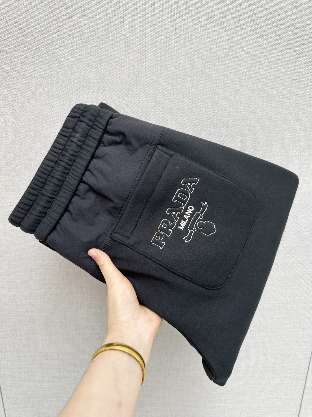 NO:623938,PRADA's 2025 autumn and winter super hot casual pants are made of imported European fabrics, which are soft, comfortable and textured. The original hardware accessories are very cool, the details are exquisite, the upper body effect is super amazing, and they are trendy and versatile. Made with exquisite fabrics, it shows the outstanding style of the product. A must-have style!  Definitely one worth owning!  Size M—4XL,,prada,prada,alexander wang19860909PRADA普拉达 2025秋冬超火休闲裤,选用欧洲进口面料,柔软舒适有质感,原版五金配件,非常炫酷,细节处理精致,上身效果超级无敌赞,潮流百搭.尚选面料匠心而制 彰显卓越臻品风范 必备款式！绝对值得拥有的一条！尺码M—4XL,,prada,prada,alexander wang,Men's clothing