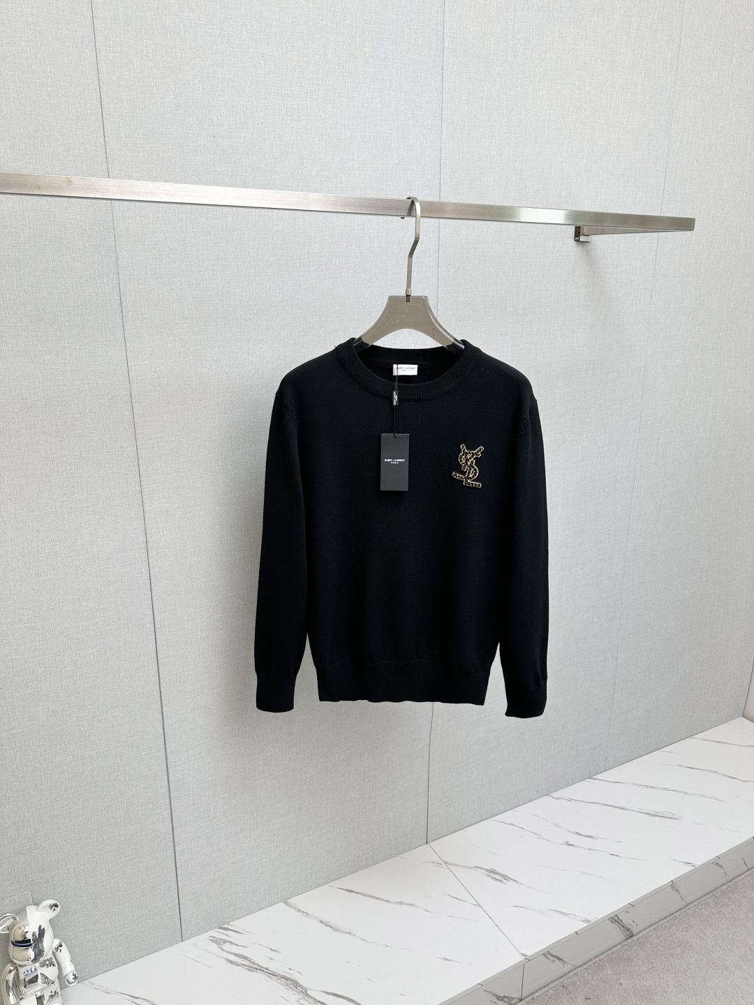 NO:623965,Yves Saint Laurent new sweater, logo design on the chest!  Trading company channels are rare and available on the official website simultaneously!  Autumn and winter series classic design!  This sweater is made of imported knitted wool!  The soft and dense terry texture makes it breathable and comfortable to wear next to the skin. The color is beautiful, eye-catching and fashionable. The unique pattern will definitely make you stand out in the crowd!  Casual cut design!  The upper body effect is age-reducing and versatile, and it can be easily worn as a daily casual wear. Sizes M-3XL, saint laurent, sweaters, alexander wang19860909圣罗兰 新款毛衣,胸前logo设计！贸易公司渠道稀出,同步官网发售！秋冬系列经典设计！此款毛衣甄选客供进口针织羊毛材质！柔软绵密的毛圈肌理,贴身穿着透气亲肤舒适,色彩靓丽、吸睛时髦度爆棚,与众不同的图案绝对可以让你在人群中出彩万分！休闲版型裁剪设计！上身效果减龄又百搭,轻松Get起日常休闲穿搭.尺码M-3XL,,saint laurent,sweaters,alexander wang,Men's clothing