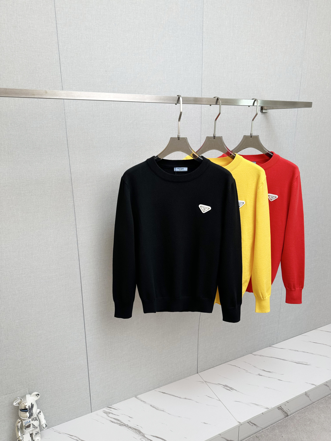 NO:623963,PRADA new sweater, logo design on the chest!  Trading company channels are rare and available on the official website simultaneously!  Autumn and winter series classic design!  This sweater is made of imported knitted wool!  The soft and dense terry texture makes it breathable and comfortable to wear next to the skin. The color is beautiful, eye-catching and fashionable. The unique pattern will definitely make you stand out in the crowd!  Casual cut design!  The upper body effect is age-reducing and versatile, making it easy to wear casually every day. Sizes M-3XL, prada, sweaters, alexander wang19860909PRADA 新款毛衣,胸前logo设计！贸易公司渠道稀出,同步官网发售！秋冬系列经典设计！此款毛衣甄选客供进口针织羊毛材质！柔软绵密的毛圈肌理,贴身穿着透气亲肤舒适,色彩靓丽、吸睛时髦度爆棚,与众不同的图案绝对可以让你在人群中出彩万分！休闲版型裁剪设计！上身效果减龄又百搭,轻松Get起日常休闲穿搭.尺码M-3XL,,prada,sweaters,alexander wang,Men's clothing