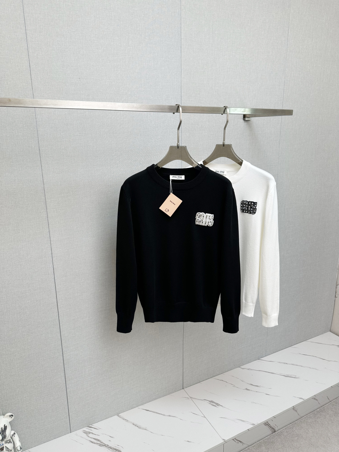 NO:623959,MIUMIU new sweater, logo design on the chest!  Trading company channels are rare and available on the official website simultaneously!  Autumn and winter series classic design!  This sweater is made of imported knitted wool!  The soft and dense terry texture makes it breathable and comfortable to wear next to the skin. The color is beautiful, eye-catching and fashionable. The unique pattern will definitely make you stand out in the crowd!  Casual cut design!  The upper body effect is age-reducing and versatile, and it can be easily worn as a daily casual wear. Sizes M-3XL,,miumiu,sweaters,alexander wang19860909MIUMIU 新款毛衣,胸前logo设计！贸易公司渠道稀出,同步官网发售！秋冬系列经典设计！此款毛衣甄选客供进口针织羊毛材质！柔软绵密的毛圈肌理,贴身穿着透气亲肤舒适,色彩靓丽、吸睛时髦度爆棚,与众不同的图案绝对可以让你在人群中出彩万分！休闲版型裁剪设计！上身效果减龄又百搭,轻松Get起日常休闲穿搭.尺码M-3XL,,miumiu,sweaters,alexander wang,Men's clothing