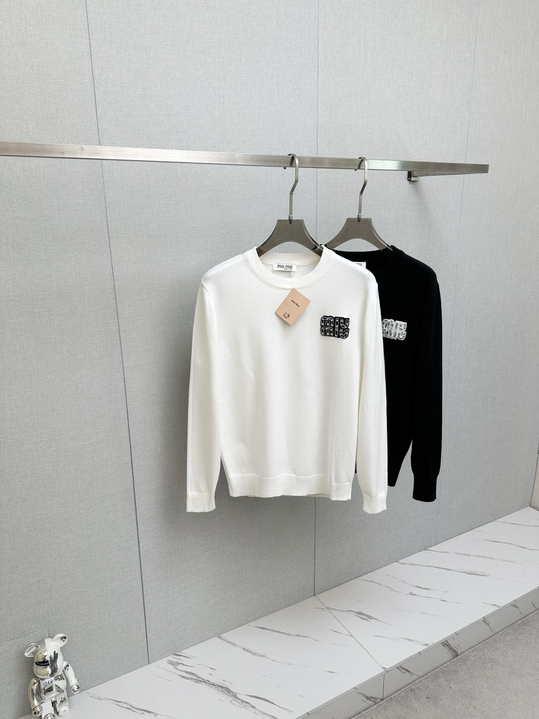 NO:623955,MIUMiU new sweater, logo design on the chest!  Trading company channels are rare and available on the official website simultaneously!  Autumn and winter series classic design!  This sweater is made of imported knitted wool!  The soft and dense terry texture makes it breathable and comfortable to wear next to the skin. The color is beautiful, eye-catching and fashionable. The unique pattern will definitely make you stand out in the crowd!  Casual cut design!  The upper body effect is age-reducing and versatile, and it can be easily worn as a daily casual wear. Sizes M-3XL,,miumiu,sweaters,alexander wang19860909MIUMiU 新款毛衣,胸前logo设计！贸易公司渠道稀出,同步官网发售！秋冬系列经典设计！此款毛衣甄选客供进口针织羊毛材质！柔软绵密的毛圈肌理,贴身穿着透气亲肤舒适,色彩靓丽、吸睛时髦度爆棚,与众不同的图案绝对可以让你在人群中出彩万分！休闲版型裁剪设计！上身效果减龄又百搭,轻松Get起日常休闲穿搭.尺码M-3XL,,miumiu,sweaters,alexander wang,Men's clothing