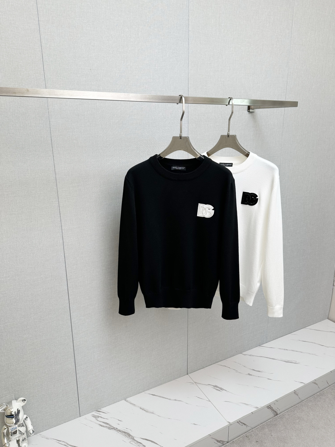 NO:623951,DG new sweater, logo design on the chest!  Trading company channels are rare and available on the official website simultaneously!  Autumn and winter series classic design!  This sweater is made of imported knitted wool!  The soft and dense terry texture makes it breathable and comfortable to wear next to the skin. The color is beautiful, eye-catching and fashionable. The unique pattern will definitely make you stand out in the crowd!  Casual cut design!  The upper body effect is age-reducing and versatile, and it can be easily worn as a daily casual wear. Sizes M-3XL,,sweaters,alexander wang19860909DG 新款毛衣,胸前logo设计！贸易公司渠道稀出,同步官网发售！秋冬系列经典设计！此款毛衣甄选客供进口针织羊毛材质！柔软绵密的毛圈肌理,贴身穿着透气亲肤舒适,色彩靓丽、吸睛时髦度爆棚,与众不同的图案绝对可以让你在人群中出彩万分！休闲版型裁剪设计！上身效果减龄又百搭,轻松Get起日常休闲穿搭.尺码M-3XL,,sweaters,alexander wang,Men's clothing