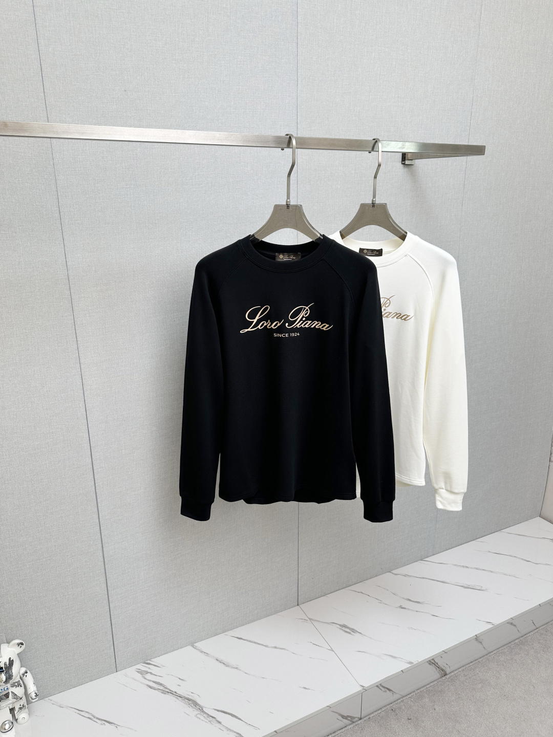 NO:623947,LP 1945ss new fall product, long-sleeved sweatshirt, classic logo design, versatile style. Available simultaneously on the official website. Customized fabric, soft and delicate, highly skin-friendly, perfectly interpreting the brand's fashion trend!  A man's wardrobe is indispensable for the basics. It is a low-key design and a must-have item. Dear friends, hurry up and get it!  Size M-2XL,,loro piana,hoodie,sweatshirts,alexander wang19860909LP 1945ss秋季新品 长袖卫衣,经典Logo设计,百搭款 官网同步发售 定制面料,柔软细腻,亲肤感极高,完美诠释出品牌的时尚潮流！男人的衣柜都少不了基础 是低调的设计 必备款,亲们赶紧入手！码数M-2XL,,loro piana,hoodie,sweatshirts,alexander wang,Men's clothing