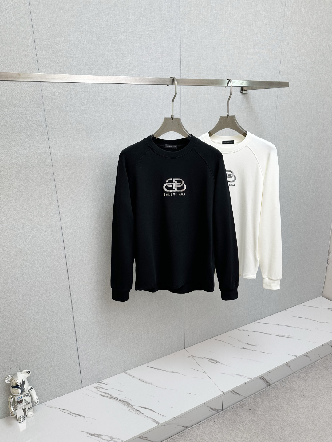 NO:623941,BA 2025ss new autumn product, long-sleeved sweatshirt, classic logo design, versatile style, available simultaneously on the official website. Customized fabric, soft and delicate, highly skin-friendly, perfectly interpreting the brand's fashion trend!  A man's wardrobe is indispensable for the basics. It is a low-key design and a must-have item. Dear friends, hurry up and get it!  Size M-2XL,,hoodie,sweatshirts,alexander wang19860909BA 2025ss秋季新品 长袖卫衣,经典Logo设计,百搭款 官网同步发售 定制面料,柔软细腻,亲肤感极高,完美诠释出品牌的时尚潮流！男人的衣柜都少不了基础 是低调的设计 必备款,亲们赶紧入手！码数M-2XL,,hoodie,sweatshirts,alexander wang,Men's clothing