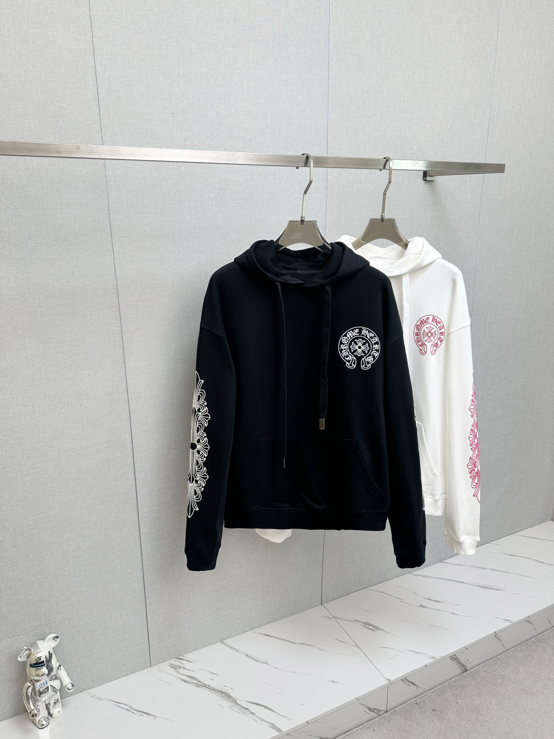 NO:657833,Croxin's 2025 autumn and winter new long-sleeved hooded sweatshirt, classic logo design, versatile style, available simultaneously on the official website, soft, delicate and warm, highly skin-friendly, perfectly interpreting the brand's fashion trends!  A man's wardrobe is indispensable for the basics. It is a low-key design and a must-have item. Dear friends, hurry up and get it!  Size S—XL,,chrome hearts,hoodie,sweatshirts,hats,alexander wang19860909克罗心 2025秋冬新品长袖连帽卫衣卫衣,经典Logo设计,百搭款 官网同步发售 柔软细腻保暖 亲肤感极高,完美诠释出品牌的时尚潮流！男人的衣柜都少不了基础 是低调的设计 必备款,亲们赶紧入手！码数S—XL,,chrome hearts,hoodie,sweatshirts,hats,alexander wang,Men's clothing