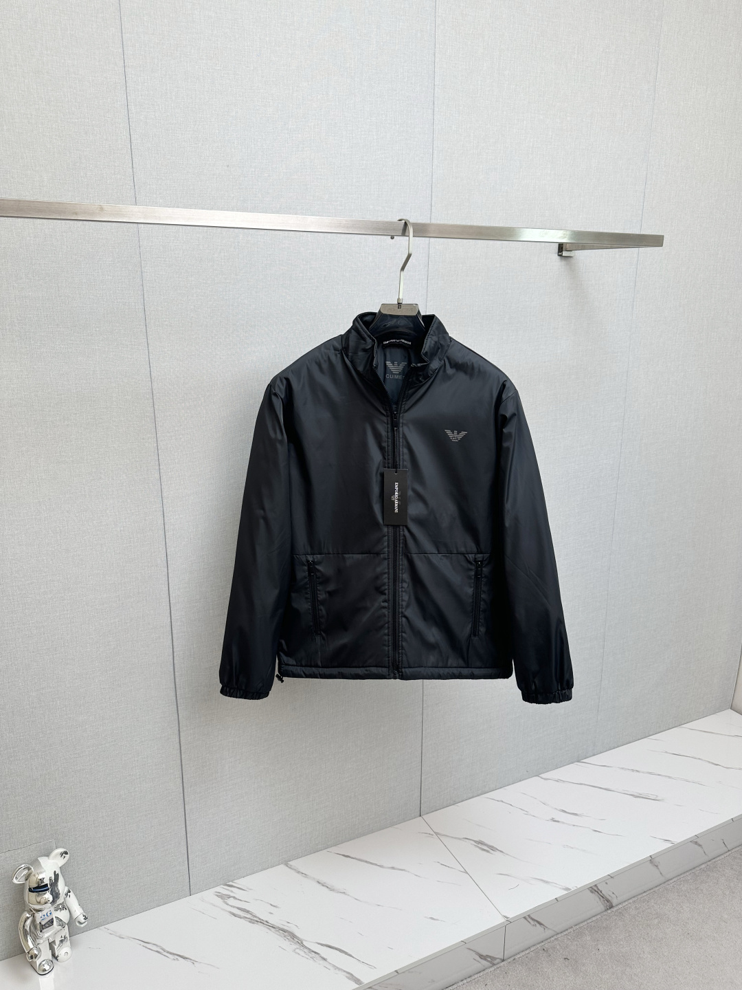 NO:626044,Armani's new autumn and winter cotton jackets, with cotton lining, original items, fashionable jackets made of Italian imported fabrics. Cotton and thickening, strong warmth retention. European counters are synchronized, the upper body is more casual and generous, and the counter's original hardware is a new luxury and high-end customized accessory!  Luxurious brand-specific logo embellishment design, the highest quality shipments in the market, original accessories, the ultimate in luxury!  Soft and comfortable. The upper body is very handsome!  Suitable for any scene!  Size: M—3XL,,armani,jackets & coats,jackets & coats,alexander wang19860909阿玛尼 秋冬新款棉服夹克外套,内里加棉,原单狠货 意大利进口面料时尚夹克外套.加棉加厚 保暖性强.欧洲专柜同步,上身更随意大方,专柜原版五金奢华高档定制配饰新作！奢华品牌特质logo点缀设计,市场最高品质出货、原版辅料,奢华极致！柔软舒适.上身爆帅！适合任意场景！码数:M—3XL,,armani,jackets & coats,jackets & coats,alexander wang,Men's clothing