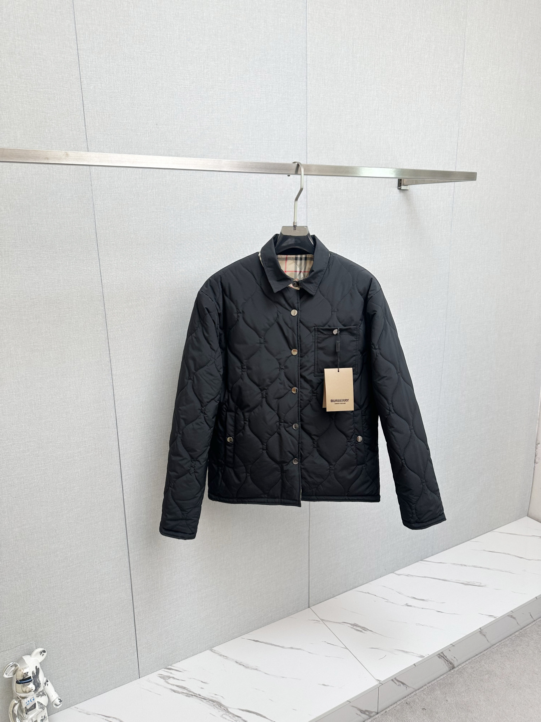 NO:626050,BURBERRY's new autumn and winter cotton-padded jacket, with cotton lining, original purchase, fashionable jacket made of Italian imported fabrics. Cotton and thickening, strong warmth retention. European counters are synchronized, the upper body is more casual and generous, the original hardware of the counter is a new luxury high-end customized accessory!  Luxurious brand-specific logo embellishment design, the highest quality shipments in the market, original accessories, the ultimate in luxury!  Soft and comfortable. The upper body is very handsome!  Suitable for any scene!  Size: M—3XL,,burberry,burberry,jackets & coats,jackets & coats,alexander wang19860909BURBERRY巴宝莉 秋冬新款棉服夹克外套,内里加棉,原单狠货 意大利进口面料时尚夹克外套.加棉加厚 保暖性强.欧洲专柜同步,上身更随意大方,专柜原版五金奢华高档定制配饰新作！奢华品牌特质logo点缀设计,市场最高品质出货、原版辅料,奢华极致！柔软舒适.上身爆帅！适合任意场景！码数:M—3XL,,burberry,burberry,jackets & coats,jackets & coats,alexander wang,Men's clothing