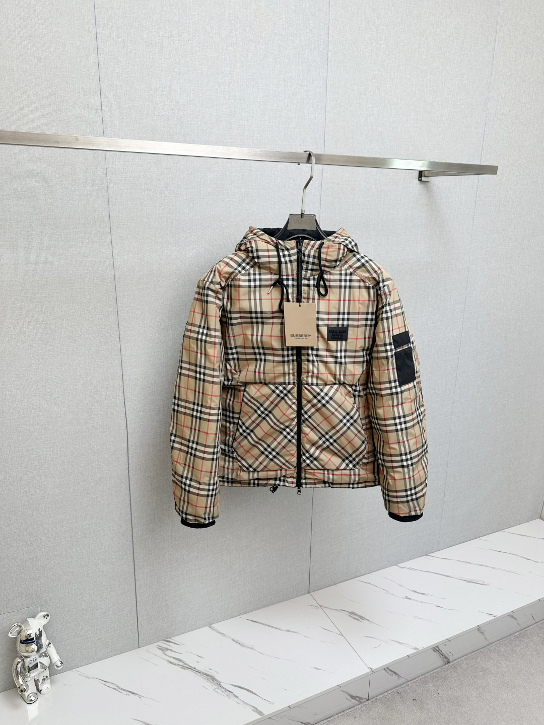 NO:626056,The new double-sided BURB down jacket is in perfect condition. It is made of high-tech waterproof fabric at the counter. It is filled with white duck down. It is comfortable and warm. The color is full and attractive. It is a very outstanding design that can easily enhance the sense of fashion. The workmanship is extremely sophisticated and rigorous, and the wiring is neat and meticulous!  A masterpiece from a famous designer!  The upper body does not look bloated and is super handsome!  Counter size: M-3XL,,burberry,down jacket,alexander wang19860909双面BURB 新款羽绒服秀场新品,品相非常完美,专柜高科技防水面料,白鸭绒填充,舒适保暖,色泽饱满诱人,非常出彩的设计,轻松将时髦感进阶,做工极为考究严谨,走线工整细致！大牌设计师巨作！上身不显臃肿、超级帅气！柜台码数:M-3XL,,burberry,down jacket,alexander wang,Men's clothing