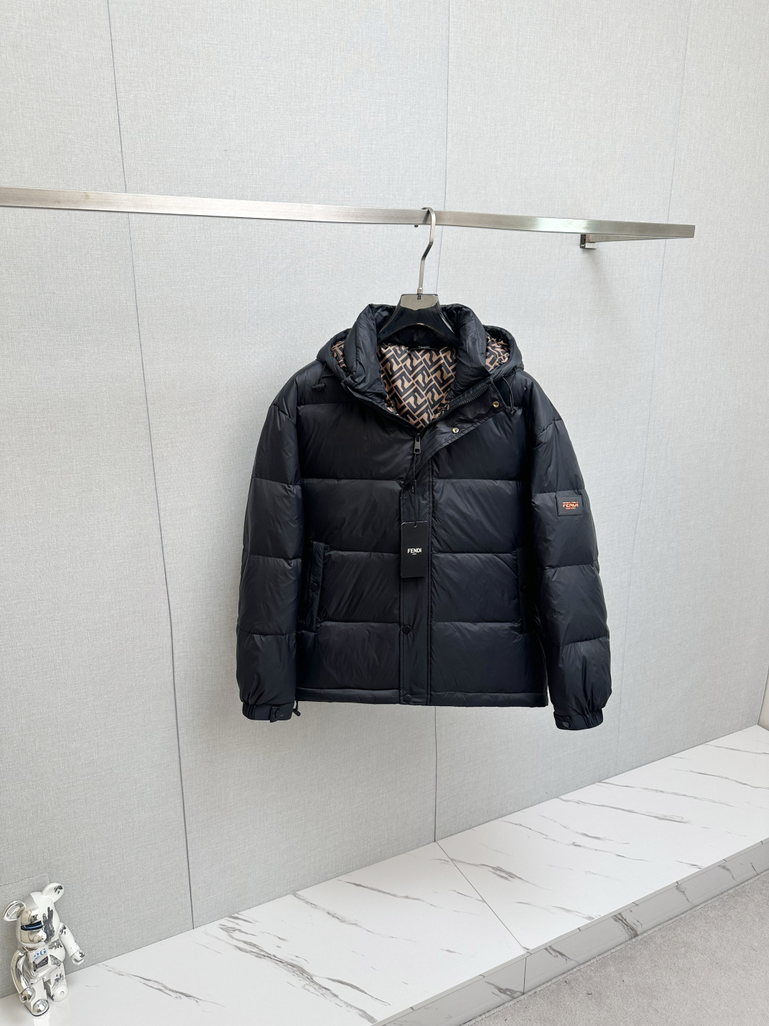 NO:626062,FD's new down jacket is a new product in the show. The appearance is perfect. The high-tech waterproof fabric in the counter is filled with white duck down. It is comfortable and warm. The color is full and attractive. The design is very outstanding, and it can easily enhance the fashion sense. The workmanship is extremely sophisticated and rigorous, and the wiring is neat and meticulous!  A masterpiece from a famous designer!  The upper body does not look bloated and is super handsome!  Counter size: M-3XL,,down jacket,alexander wang19860909FD 新款羽绒服秀场新品,品相非常完美,专柜高科技防水面料,白鸭绒填充,舒适保暖,色泽饱满诱人,非常出彩的设计,轻松将时髦感进阶,做工极为考究严谨,走线工整细致！大牌设计师巨作！上身不显臃肿、超级帅气！柜台码数:M-3XL,,down jacket,alexander wang,Men's clothing