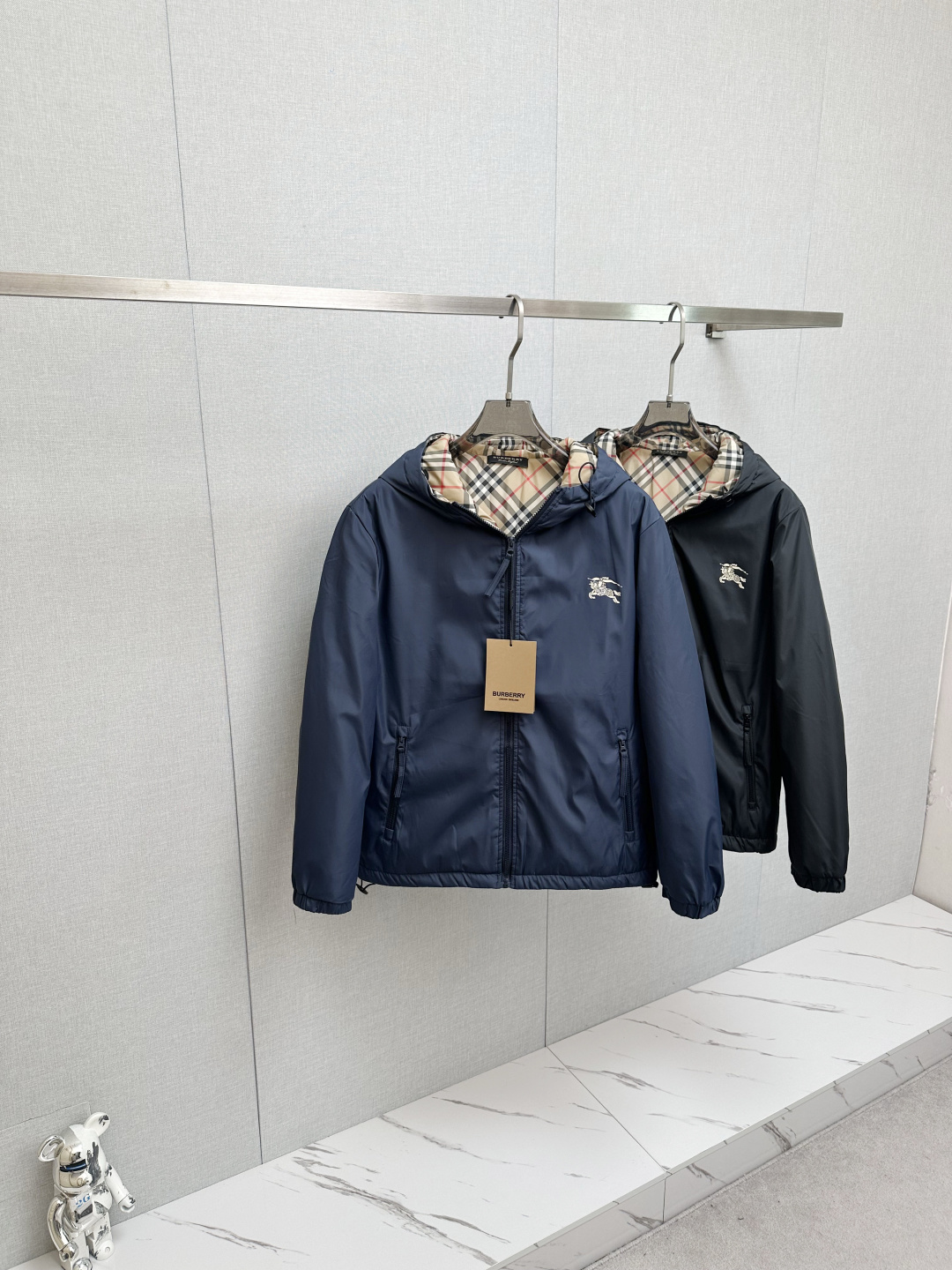 NO:626037,BURBERRY's new autumn and winter cotton-padded jacket, with cotton lining, original purchase, fashionable jacket made of Italian imported fabrics. Cotton and thickening, strong warmth retention. European counters are synchronized, the upper body is more casual and generous, the original hardware of the counter is a new luxury high-end customized accessory!  Luxurious brand-specific logo embellishment design, the highest quality shipments in the market, original accessories, the ultimate in luxury!  Soft and comfortable. The upper body is very handsome!  Suitable for any scene!  Size: M—3XL,,burberry,burberry,jackets & coats,jackets & coats,alexander wang19860909BURBERRY巴宝莉 秋冬新款棉服夹克外套,内里加棉,原单狠货 意大利进口面料时尚夹克外套.加棉加厚 保暖性强.欧洲专柜同步,上身更随意大方,专柜原版五金奢华高档定制配饰新作！奢华品牌特质logo点缀设计,市场最高品质出货、原版辅料,奢华极致！柔软舒适.上身爆帅！适合任意场景！码数:M—3XL,,burberry,burberry,jackets & coats,jackets & coats,alexander wang,Men's clothing