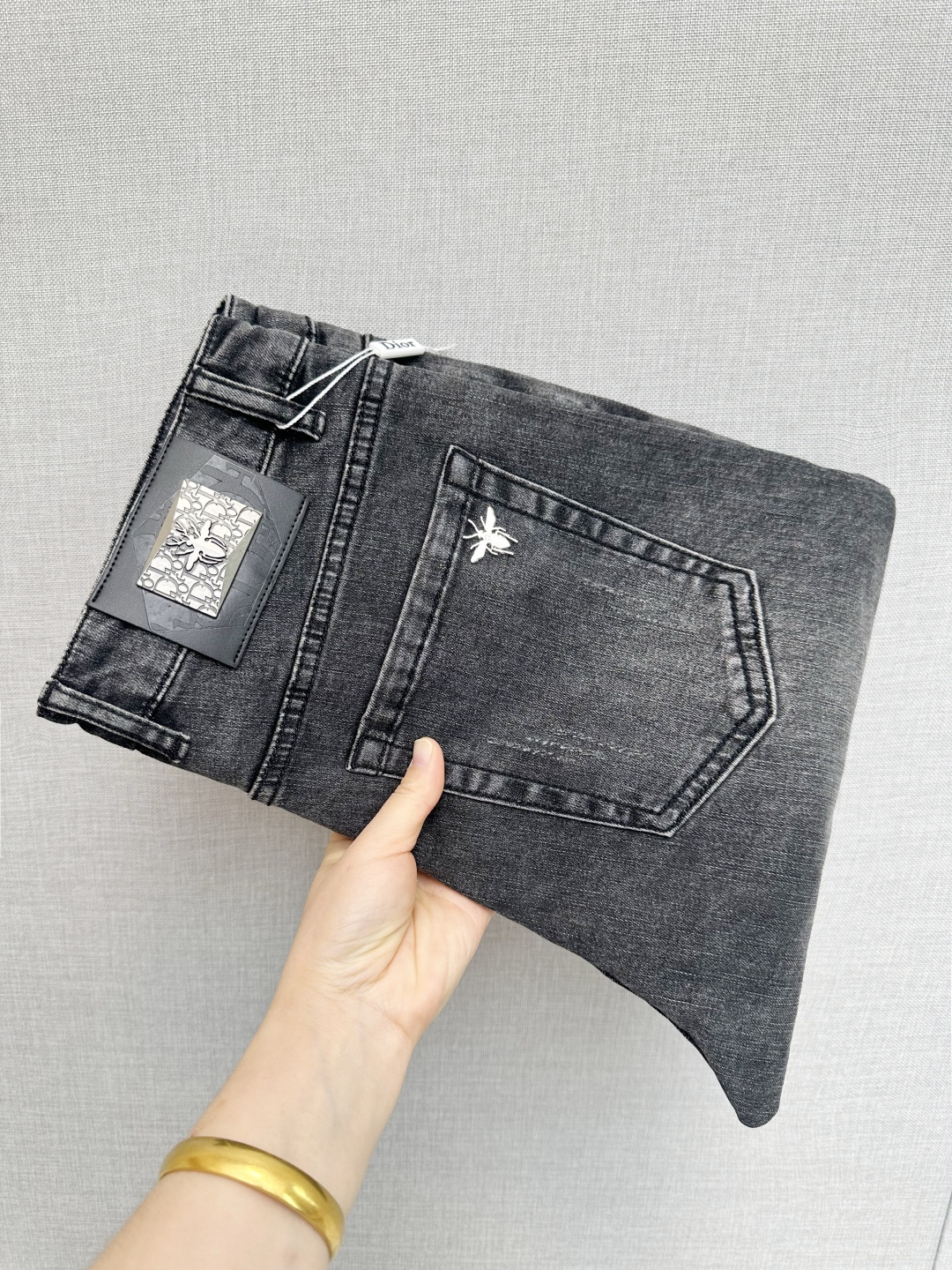 NO:626073,DIOR official website counters are available for sale at the same time, original items, super stylish jeans, customized original washed denim fabric, unique design, top-notch printing technology letter pattern logo, original hardware accessories decoration, an extremely outstanding pair of jeans, the materials and craftsmanship are extremely luxurious and exquisite, extremely high-grade, handsome and stylish upper body, recommended, code number 29-38,, dior,jeans,alexander wang19860909DIOR 官网专柜同步有售,原单狠货,超级有范儿的一款牛仔裤,定制原版水洗牛仔面料,独特设计,顶级印花工艺字母图案logo,原版五金辅料装饰,极为翘楚的一款牛仔裤,用料与工艺都极致奢华精湛,档次极高,上身帅气有型,推荐,码数29—38,,dior,jeans,alexander wang,Men's clothing