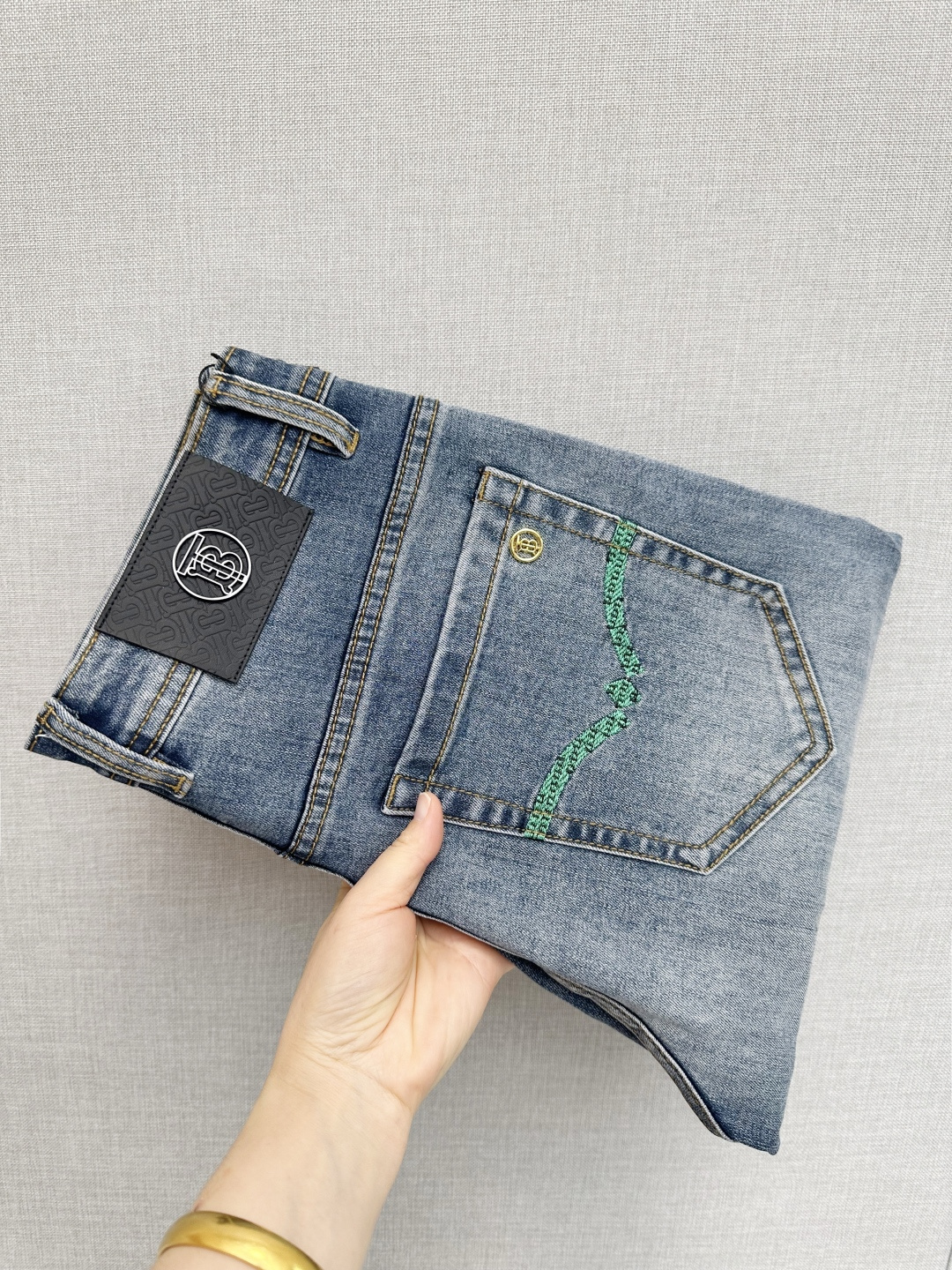 NO:626079,The official website counter is on sale at the same time, the original order is very good, a super stylish pair of jeans, customized original washed denim fabric, unique design, top-notch printing technology letter pattern logo, original hardware accessories decoration, an extremely outstanding pair of jeans, the materials and craftsmanship are extremely luxurious and exquisite, extremely high-grade, handsome and stylish upper body, recommended, code number 29-38, jeans, alexander wang19860909官网专柜同步有售,原单狠货,超级有范儿的一款牛仔裤,定制原版水洗牛仔面料,独特设计,顶级印花工艺字母图案logo,原版五金辅料装饰,极为翘楚的一款牛仔裤,用料与工艺都极致奢华精湛,档次极高,上身帅气有型,推荐,码数29—38,,jeans,alexander wang,Men's clothing