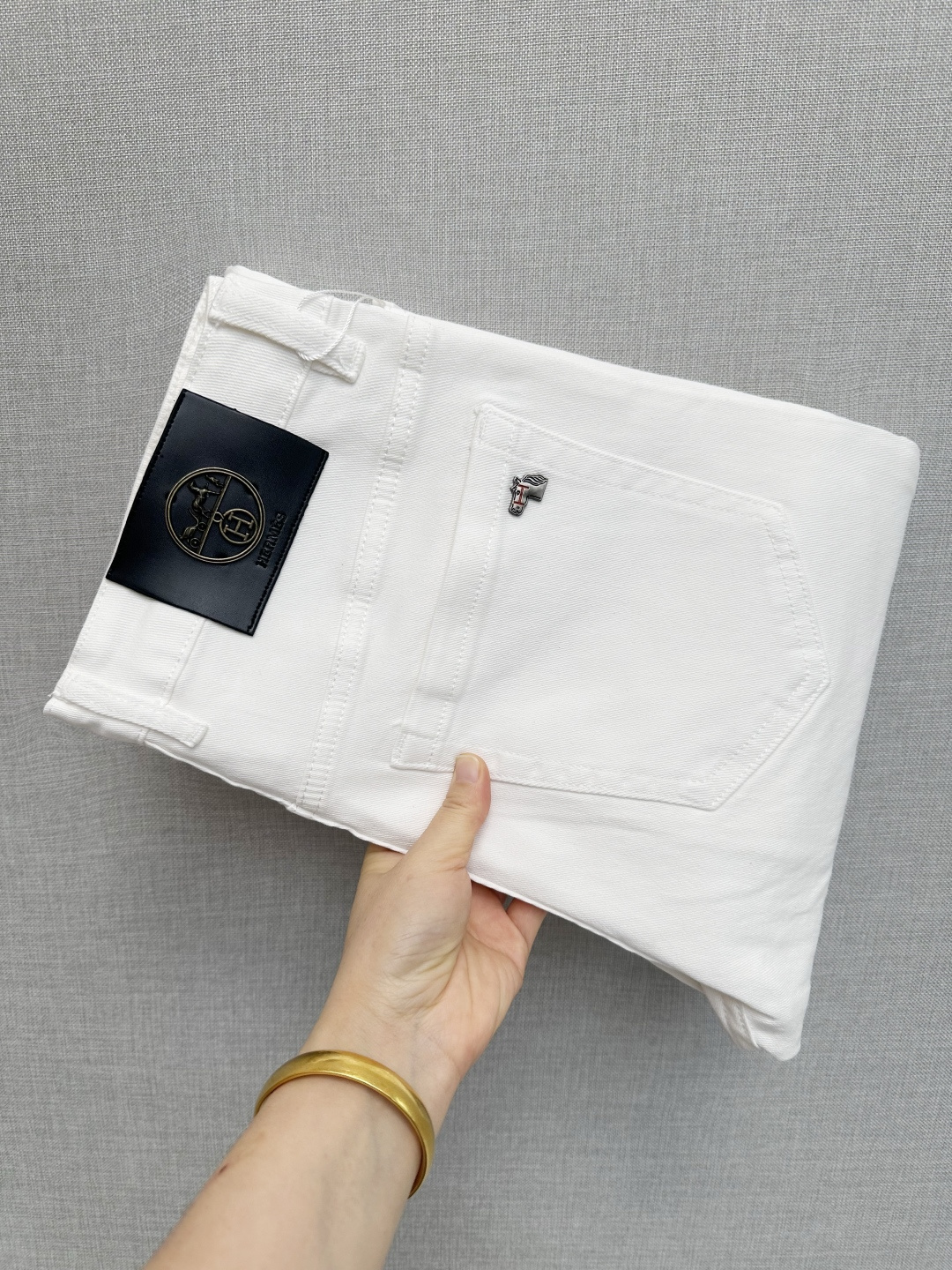 NO:915300,The official website counter is on sale at the same time, the original order is very good, a super stylish pair of jeans, customized original washed denim fabric, unique design, top-notch printing technology letter pattern logo, original hardware accessories decoration, an extremely outstanding pair of jeans, the materials and craftsmanship are extremely luxurious and exquisite, extremely high-grade, handsome and stylish upper body, recommended, code number 29-38,,jeans,19860909官网专柜同步有售,原单狠货,超级有范儿的一款牛仔裤,定制原版水洗牛仔面料,独特设计,顶级印花工艺字母图案logo,原版五金辅料装饰,极为翘楚的一款牛仔裤,用料与工艺都极致奢华精湛,档次极高,上身帅气有型,推荐,码数29—38,,jeans,,Men's clothing