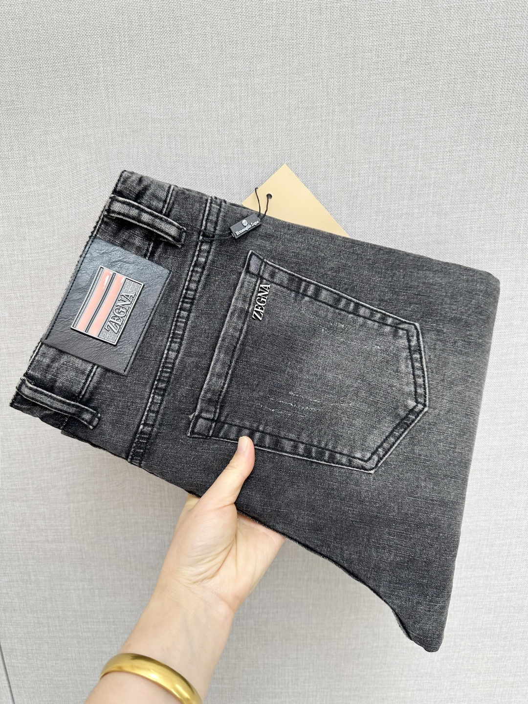 NO:629706,Zegna's official website counters are available at the same time, original goods, super stylish jeans, customized original washed denim fabric, unique design, top-notch printing technology letter pattern logo, original hardware accessories decoration, an extremely outstanding pair of jeans, the materials and craftsmanship are extremely luxurious and exquisite, extremely high-grade, handsome and stylish upper body, recommended, code number 29-38,,zegna,jeans,alexander wang19860909杰尼亚 官网专柜同步有售,原单狠货,超级有范儿的一款牛仔裤,定制原版水洗牛仔面料,独特设计,顶级印花工艺字母图案logo,原版五金辅料装饰,极为翘楚的一款牛仔裤,用料与工艺都极致奢华精湛,档次极高,上身帅气有型,推荐,码数29—38,,zegna,jeans,alexander wang,Men's clothing