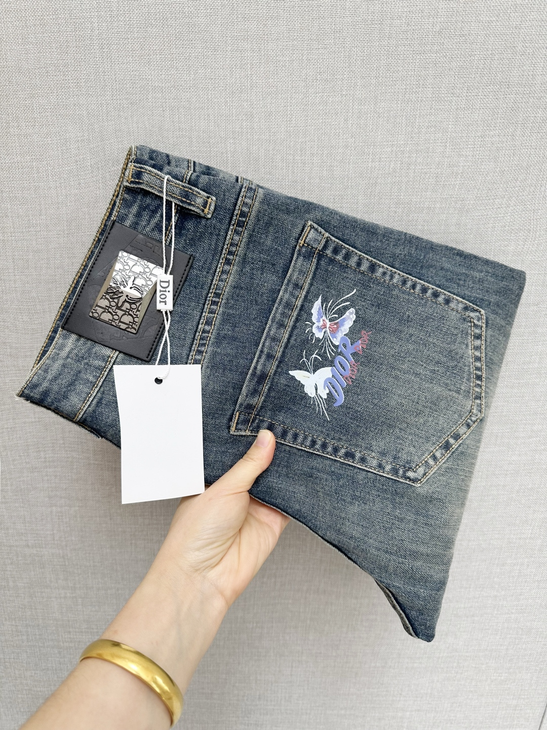 NO:629698,DIOR official website counters are available for sale at the same time, original items, super stylish jeans, customized original washed denim fabric, unique design, top-notch printing technology letter pattern logo, original hardware accessories decoration, an extremely outstanding pair of jeans, the materials and craftsmanship are extremely luxurious and exquisite, extremely high-grade, handsome and stylish upper body, recommended, code number 29-38,, dior,jeans,alexander wang19860909DIOR 官网专柜同步有售,原单狠货,超级有范儿的一款牛仔裤,定制原版水洗牛仔面料,独特设计,顶级印花工艺字母图案logo,原版五金辅料装饰,极为翘楚的一款牛仔裤,用料与工艺都极致奢华精湛,档次极高,上身帅气有型,推荐,码数29—38,,dior,jeans,alexander wang,Men's clothing