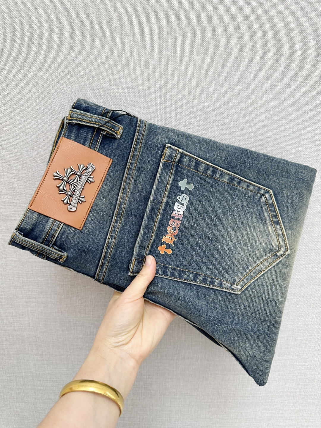 NO:629690,Chrome Hearts official website counter is available at the same time, the original order is very good, a super stylish pair of jeans, customized original washed denim fabric, unique design, top printing technology letter pattern logo, original hardware accessories decoration, an extremely outstanding pair of jeans, the materials and craftsmanship are extremely luxurious and exquisite, extremely high grade, handsome and stylish upper body, recommended, code number 29-38,, chrome hearts, jeans, alexander wang19860909克罗心 官网专柜同步有售,原单狠货,超级有范儿的一款牛仔裤,定制原版水洗牛仔面料,独特设计,顶级印花工艺字母图案logo,原版五金辅料装饰,极为翘楚的一款牛仔裤,用料与工艺都极致奢华精湛,档次极高,上身帅气有型,推荐,码数29—38,,chrome hearts,jeans,alexander wang,Men's clothing