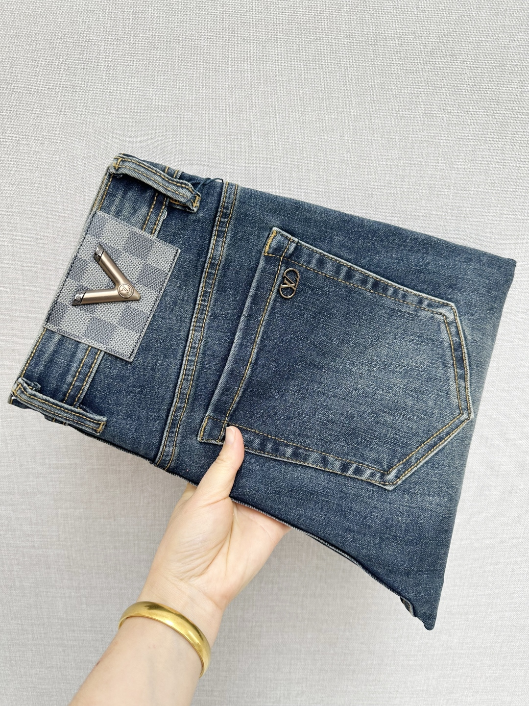 NO:629683,Available at the LV official website counter at the same time, original order, super stylish jeans, customized original washed denim fabric, unique design, top-notch printing technology letter pattern logo, original hardware accessories decoration, extremely outstanding jeans, materials and craftsmanship are extremely luxurious and exquisite, extremely high grade, handsome and stylish upper body, recommended, size 29-38, louis vuitton, jeans, alexander wang19860909LV 官网专柜同步有售,原单狠货,超级有范儿的一款牛仔裤,定制原版水洗牛仔面料,独特设计,顶级印花工艺字母图案logo,原版五金辅料装饰,极为翘楚的一款牛仔裤,用料与工艺都极致奢华精湛,档次极高,上身帅气有型,推荐,码数29—38,,louis vuitton,jeans,alexander wang,Men's clothing