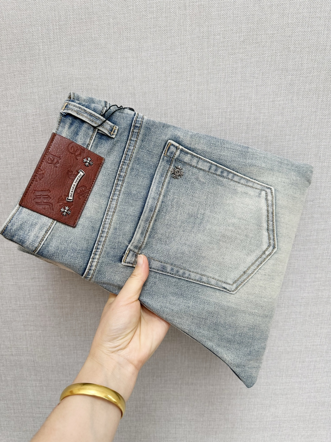 NO:629676,Chrome Hearts official website counter is available at the same time, the original order is very good, a super stylish pair of jeans, customized original washed denim fabric, unique design, top printing technology letter pattern logo, original hardware accessories decoration, an extremely outstanding pair of jeans, the materials and craftsmanship are extremely luxurious and exquisite, extremely high grade, handsome and stylish upper body, recommended, code number 29-38,, chrome hearts, jeans, alexander wang19860909克罗心 官网专柜同步有售,原单狠货,超级有范儿的一款牛仔裤,定制原版水洗牛仔面料,独特设计,顶级印花工艺字母图案logo,原版五金辅料装饰,极为翘楚的一款牛仔裤,用料与工艺都极致奢华精湛,档次极高,上身帅气有型,推荐,码数29—38,,chrome hearts,jeans,alexander wang,Men's clothing