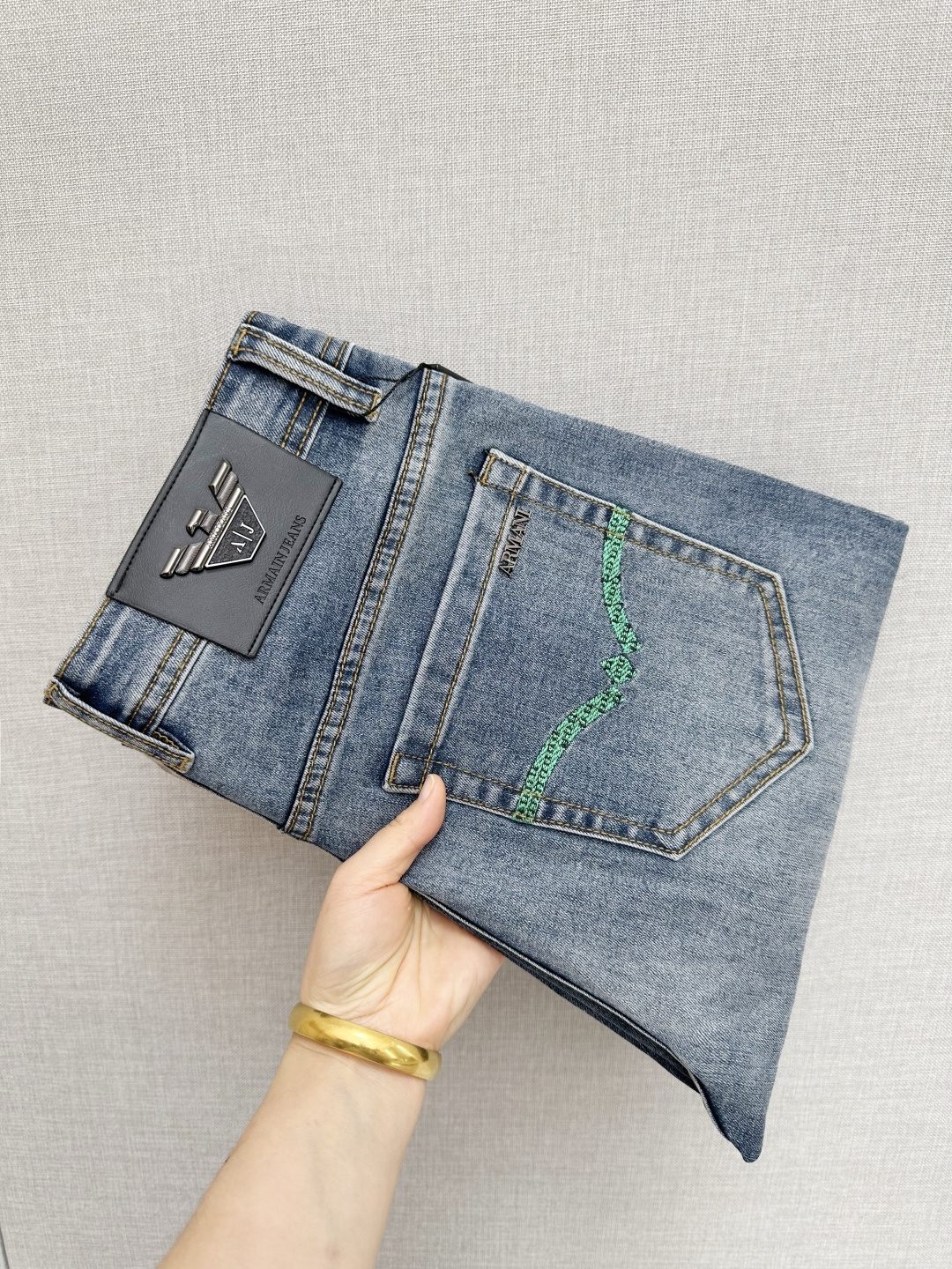 NO:629668,Armani's official website counters are available at the same time, original goods, super stylish jeans, customized original washed denim fabric, unique design, top-notch printing technology letter pattern logo, original hardware accessories decoration, an extremely outstanding pair of jeans, the materials and craftsmanship are extremely luxurious and exquisite, extremely high-grade, handsome and stylish upper body, recommended, code number 29-38,,armani,jeans,alexander wang19860909阿玛尼 官网专柜同步有售,原单狠货,超级有范儿的一款牛仔裤,定制原版水洗牛仔面料,独特设计,顶级印花工艺字母图案logo,原版五金辅料装饰,极为翘楚的一款牛仔裤,用料与工艺都极致奢华精湛,档次极高,上身帅气有型,推荐,码数29—38,,armani,jeans,alexander wang,Men's clothing