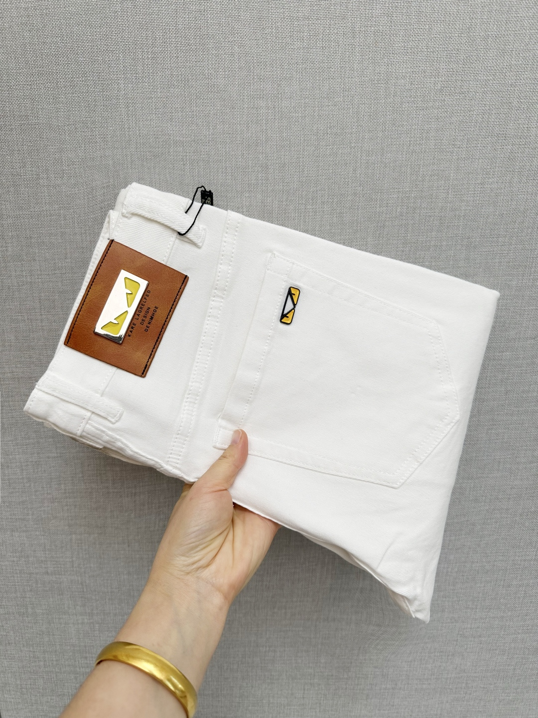 NO:629647,Available at the FD official website counter at the same time, original order, super stylish jeans, customized original washed denim fabric, unique design, top-notch printing technology letter pattern logo, original hardware accessories decoration, an extremely outstanding pair of jeans, the materials and craftsmanship are extremely luxurious and exquisite, extremely high-grade, handsome and stylish upper body, recommended, code number 29-38,, jeans, alexander wang19860909FD 官网专柜同步有售,原单狠货,超级有范儿的一款牛仔裤,定制原版水洗牛仔面料,独特设计,顶级印花工艺字母图案logo,原版五金辅料装饰,极为翘楚的一款牛仔裤,用料与工艺都极致奢华精湛,档次极高,上身帅气有型,推荐,码数29—38,,jeans,alexander wang,Men's clothing