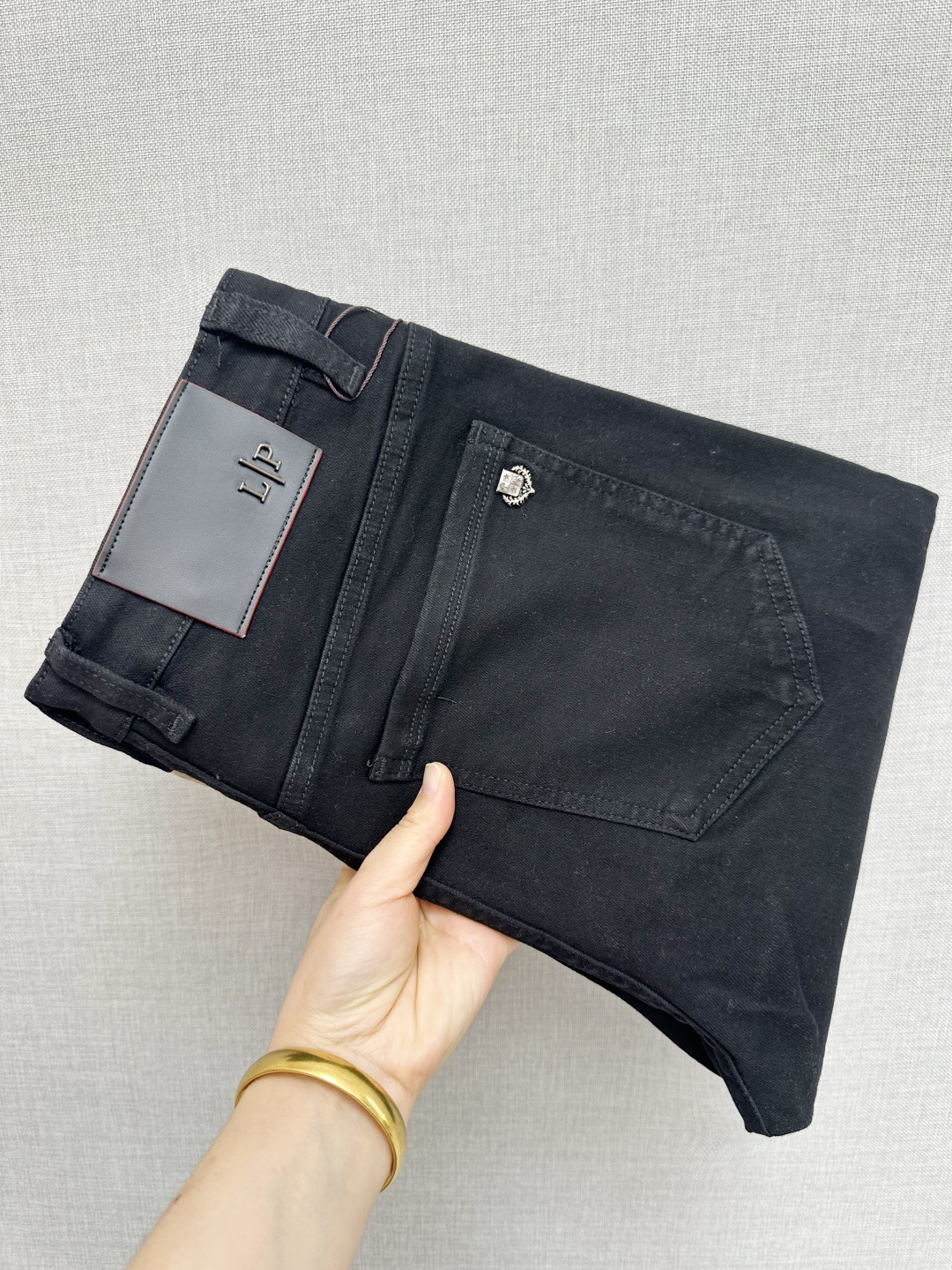 NO:629641,Available at the LP official website counter at the same time, original order, super stylish jeans, customized original washed denim fabric, unique design, top-notch printing technology letter pattern logo, original hardware accessories decoration, extremely outstanding jeans, the materials and craftsmanship are extremely luxurious and exquisite, extremely high grade, handsome and stylish upper body, recommended, code number 29-38,, loro piana, jeans, alexander wang19860909LP 官网专柜同步有售,原单狠货,超级有范儿的一款牛仔裤,定制原版水洗牛仔面料,独特设计,顶级印花工艺字母图案logo,原版五金辅料装饰,极为翘楚的一款牛仔裤,用料与工艺都极致奢华精湛,档次极高,上身帅气有型,推荐,码数29—38,,loro piana,jeans,alexander wang,Men's clothing