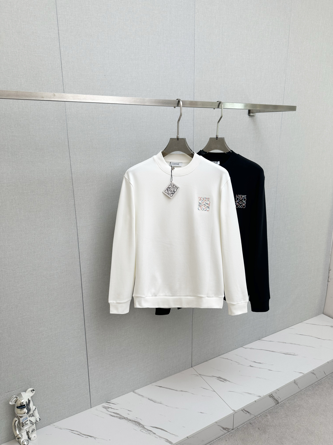 NO:629513,Luo Yiwei's 2025ss autumn new product, long-sleeved sweatshirt, classic logo design, versatile style, available simultaneously on the official website. Customized fabric, soft and delicate, highly skin-friendly, perfectly interpreting the brand's fashion trend!  A man's wardrobe is indispensable for the basics. It is a low-key design and a must-have item. Dear friends, hurry up and get it!  Size M—3XL,,loewe,hoodie,sweatshirts,alexander wang19860909罗意为 2025ss秋季新品 长袖卫衣,经典Logo设计,百搭款 官网同步发售 定制面料,柔软细腻,亲肤感极高,完美诠释出品牌的时尚潮流！男人的衣柜都少不了基础 是低调的设计 必备款,亲们赶紧入手！码数M—3XL,,loewe,hoodie,sweatshirts,alexander wang,Men's clothing