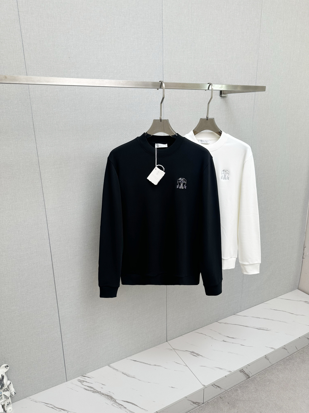 NO:629635,2025ss autumn new product, long-sleeved sweatshirt, classic logo design, versatile style, available simultaneously on the official website. Customized fabric, soft and delicate, highly skin-friendly, perfectly interpreting the brand's fashion trend!  A man's wardrobe is indispensable for the basics. It is a low-key design and a must-have item. Dear friends, hurry up and get it!  Size M—3XL,,hoodie,sweatshirts,alexander wang198609092025ss秋季新品 长袖卫衣,经典Logo设计,百搭款 官网同步发售 定制面料,柔软细腻,亲肤感极高,完美诠释出品牌的时尚潮流！男人的衣柜都少不了基础 是低调的设计 必备款,亲们赶紧入手！码数M—3XL,,hoodie,sweatshirts,alexander wang,Men's clothing