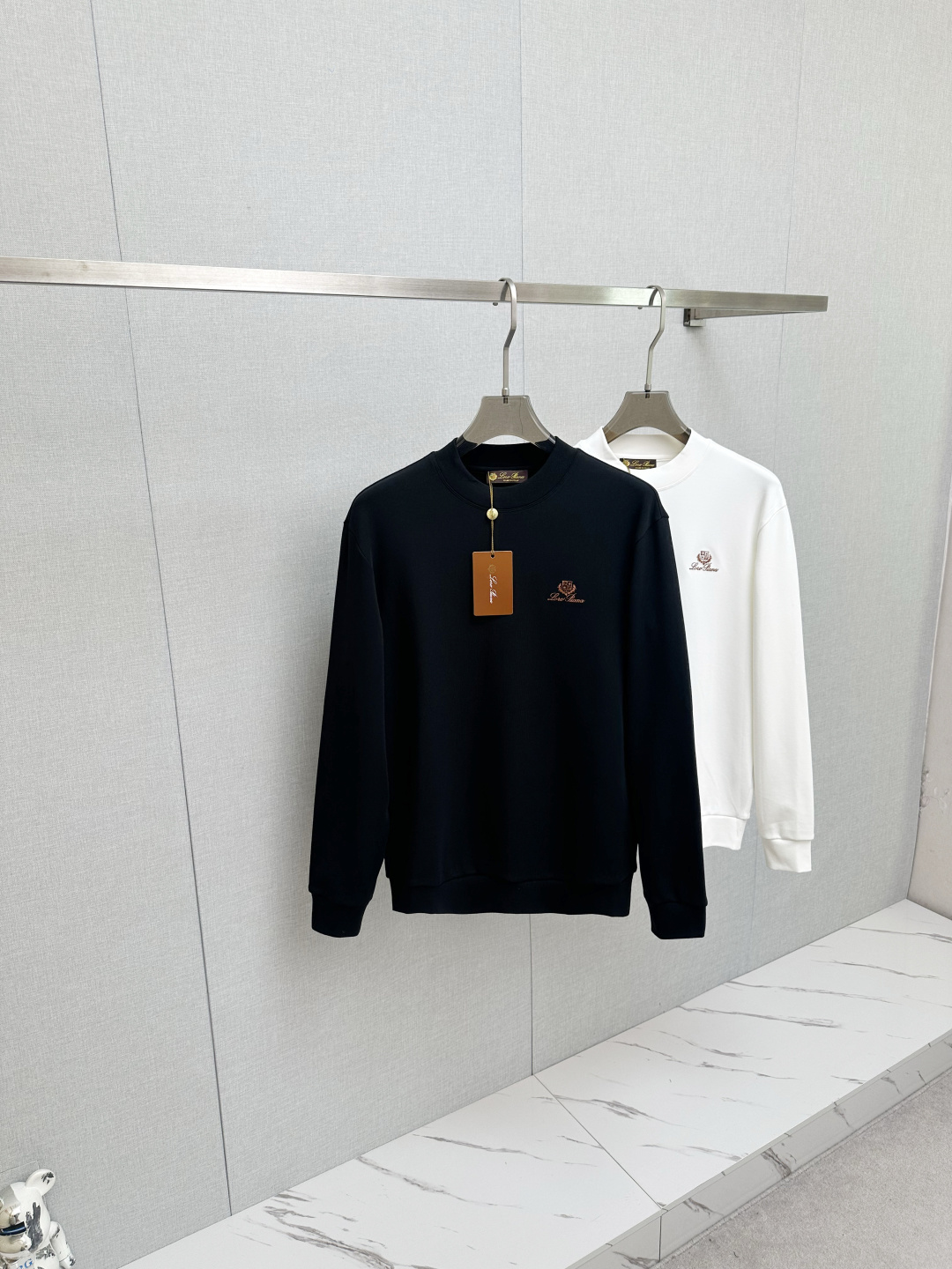 NO:629630,LP 1945ss new fall product, long-sleeved sweatshirt, classic logo design, versatile style. Available simultaneously on the official website. Customized fabric, soft and delicate, highly skin-friendly, perfectly interpreting the brand's fashion trend!  A man's wardrobe is indispensable for the basics. It is a low-key design and a must-have item. Dear friends, hurry up and get it!  Size M—3XL,,loro piana,hoodie,sweatshirts,alexander wang19860909LP 1945ss秋季新品 长袖卫衣,经典Logo设计,百搭款 官网同步发售 定制面料,柔软细腻,亲肤感极高,完美诠释出品牌的时尚潮流！男人的衣柜都少不了基础 是低调的设计 必备款,亲们赶紧入手！码数M—3XL,,loro piana,hoodie,sweatshirts,alexander wang,Men's clothing