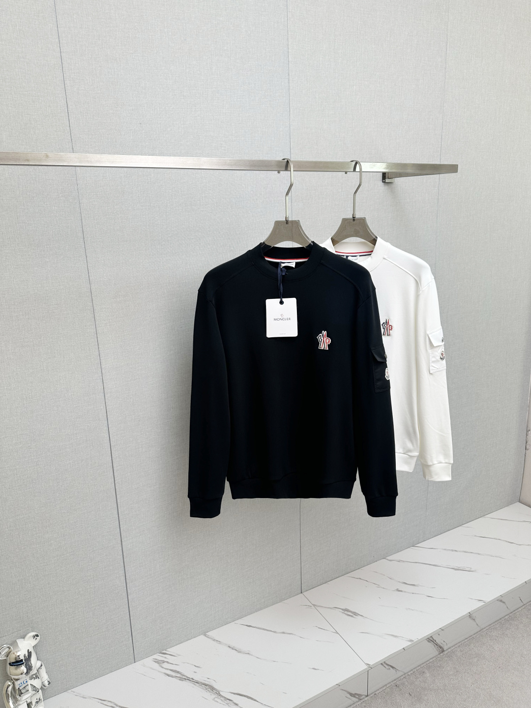 NO:629534,MO Mouth Mouth 2025ss new autumn product long-sleeved sweatshirt, classic logo design, versatile style, available simultaneously on the official website. Customized fabric, soft and delicate, highly skin-friendly, perfectly interpreting the brand's fashion trend!  A man's wardrobe is indispensable for the basics. It is a low-key design and a must-have item. Dear friends, hurry up and get it!  Size M—3XL,,Moncler,hoodie,sweatshirts,alexander wang19860909MO蒙口 2025ss秋季新品 长袖卫衣,经典Logo设计,百搭款 官网同步发售 定制面料,柔软细腻,亲肤感极高,完美诠释出品牌的时尚潮流！男人的衣柜都少不了基础 是低调的设计 必备款,亲们赶紧入手！码数M—3XL,,Moncler,hoodie,sweatshirts,alexander wang,Men's clothing