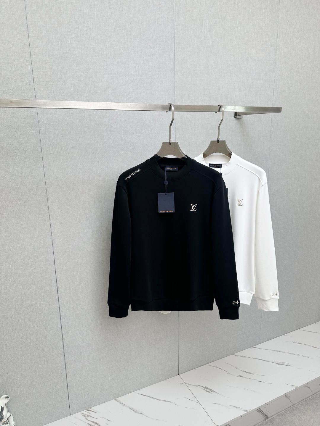 NO:629527,LV 2025ss new fall product, long-sleeved sweatshirt, classic logo design, versatile style, available simultaneously on the official website. Customized fabric, soft and delicate, highly skin-friendly, perfectly interpreting the brand's fashion trend!  A man's wardrobe is indispensable for the basics. It is a low-key design and a must-have item. Dear friends, hurry up and get it!  Size M—3XL,,louis vuitton,hoodie,sweatshirts,alexander wang19860909LV 2025ss秋季新品 长袖卫衣,经典Logo设计,百搭款 官网同步发售 定制面料,柔软细腻,亲肤感极高,完美诠释出品牌的时尚潮流！男人的衣柜都少不了基础 是低调的设计 必备款,亲们赶紧入手！码数M—3XL,,louis vuitton,hoodie,sweatshirts,alexander wang,Men's clothing