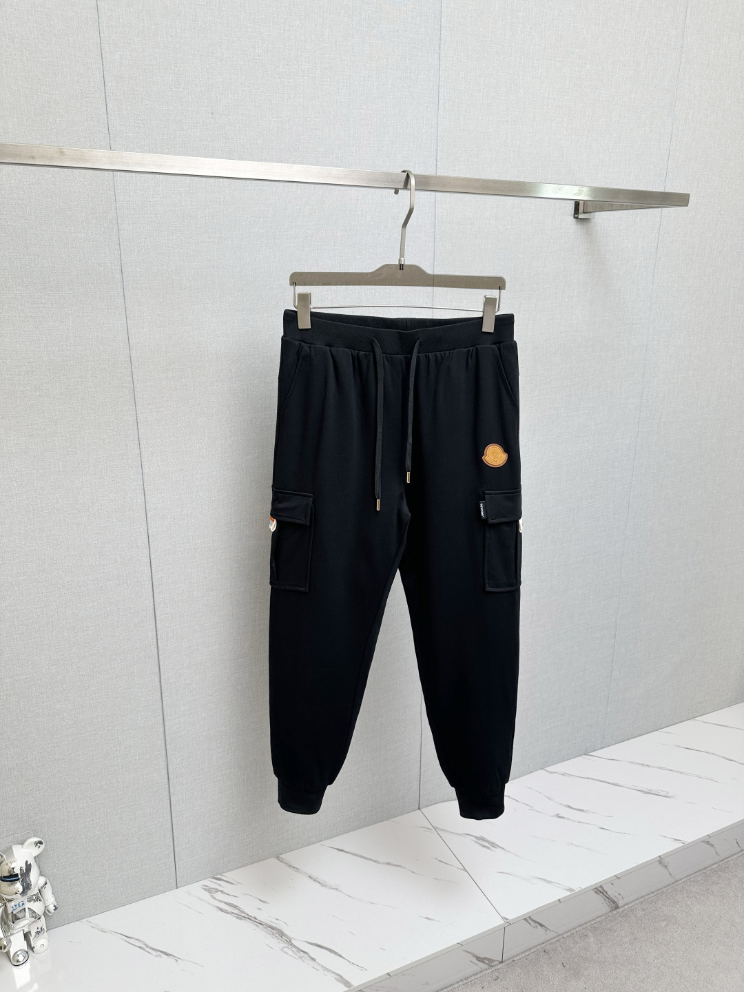 NO:644734,MO Mengkou autumn and winter new cold-proof functional down pants, classic down trousers, windproof, rain and snowproof, large down filling inside, comfortable and warm. It is sporty and fashionable while not afraid of the cold in autumn and winter. It is super light and warm, with exquisite craftsmanship details, smooth lines and delicate craftsmanship, coupled with a cool design, it is a super handsome one!  A must-have for cold places in autumn and winter. Winter will keep you from freezing. One piece is worth three!  Size M-4XL,,Moncler,down jacket,alexander wang19860909MO蒙口 秋冬新款防寒机能羽绒裤,经典羽绒长裤,防风防雨雪,内里大朵绒填充,舒适保暖.运动时尚的同时无惧秋冬严寒.超轻又保暖,工艺细节精细到位,流畅的线条与细腻的工艺,再加上酷感设计上身超帅的一款！秋冬寒冷之地必选,冬天使你不再冷冻,一件抵三件！尺码M-4XL,,Moncler,down jacket,alexander wang,Men's clothing