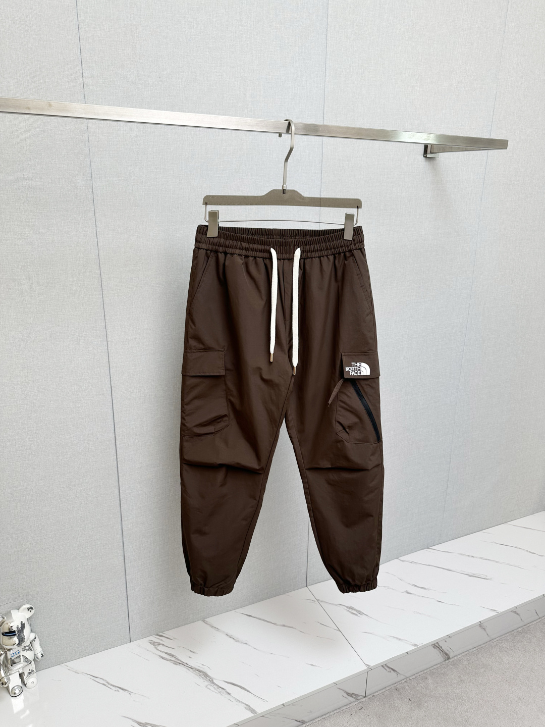 NO:644731,Back: New autumn and winter cold-proof functional down trousers, classic down trousers, windproof, rain and snowproof, with large down filling inside, comfortable and warm. They are sporty and fashionable and are not afraid of the severe cold in autumn and winter. They are super light and warm, with exquisite craftsmanship details, smooth lines and delicate craftsmanship, plus a cool design that makes the upper body super handsome!  A must-have for cold places in autumn and winter. Winter will keep you from freezing. One piece is worth three!  Size M-4XL,,down jacket,alexander wang19860909背面 秋冬新款防寒机能羽绒裤,经典羽绒长裤,防风防雨雪,内里大朵绒填充,舒适保暖.运动时尚的同时无惧秋冬严寒.超轻又保暖,工艺细节精细到位,流畅的线条与细腻的工艺,再加上酷感设计上身超帅的一款！秋冬寒冷之地必选,冬天使你不再冷冻,一件抵三件！尺码M-4XL,,down jacket,alexander wang,Men's clothing