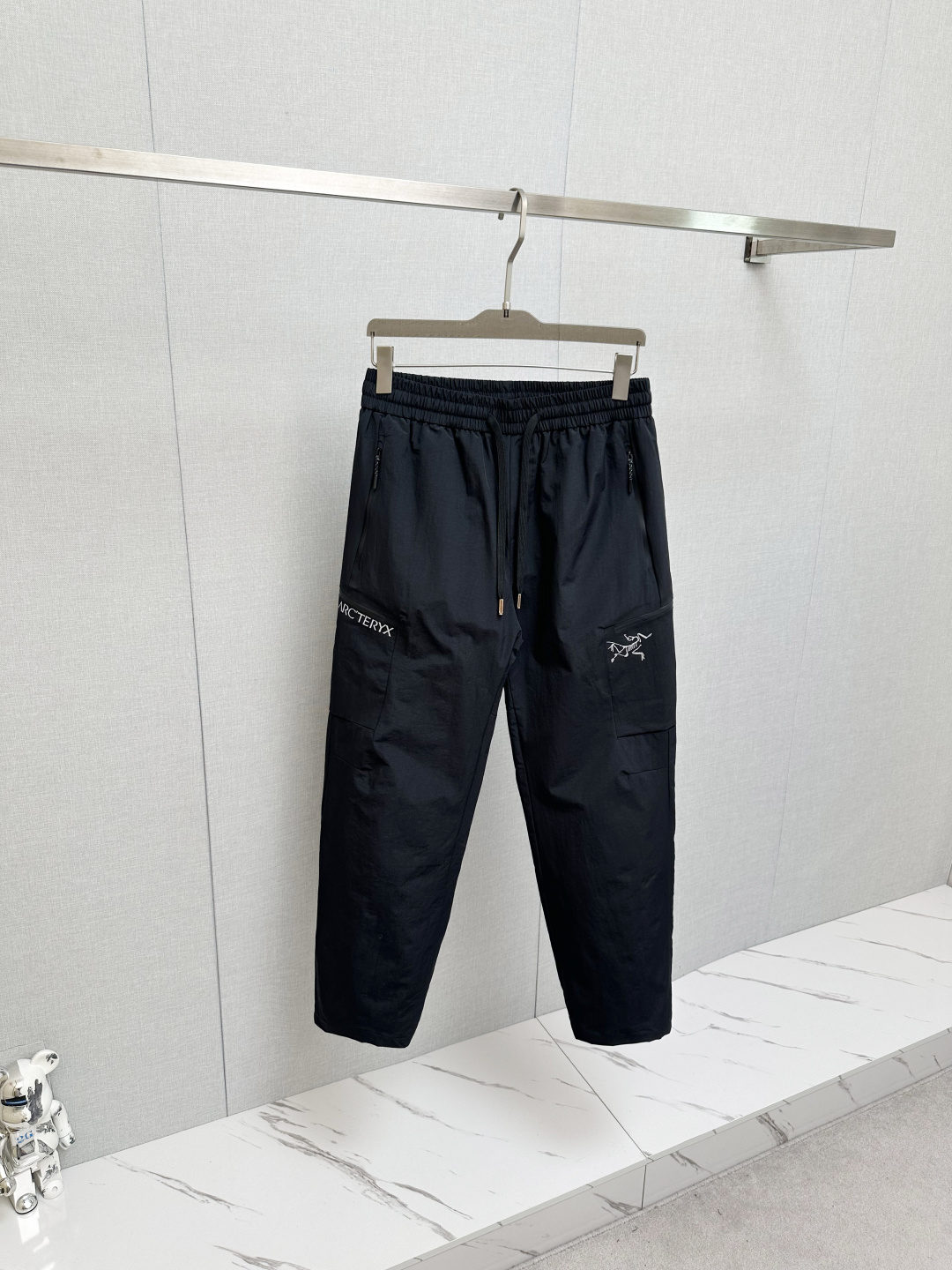 NO:644728,Niaojia's new autumn and winter cold-proof functional down trousers, classic down trousers, are windproof, rain and snowproof, with large down filling inside, comfortable and warm. They are sporty and fashionable and are not afraid of the severe cold in autumn and winter. They are ultra-light and warm, with exquisite craftsmanship details, smooth lines and delicate craftsmanship, plus a cool design that makes the upper body super handsome!  A must-have for cold places in autumn and winter. Winter will keep you from freezing. One piece is worth three!  Size M-4XL,,jil sander,down jacket,alexander wang19860909鸟家 秋冬新款防寒机能羽绒裤,经典羽绒长裤,防风防雨雪,内里大朵绒填充,舒适保暖.运动时尚的同时无惧秋冬严寒.超轻又保暖,工艺细节精细到位,流畅的线条与细腻的工艺,再加上酷感设计上身超帅的一款！秋冬寒冷之地必选,冬天使你不再冷冻,一件抵三件！尺码M-4XL,,jil sander,down jacket,alexander wang,Men's clothing