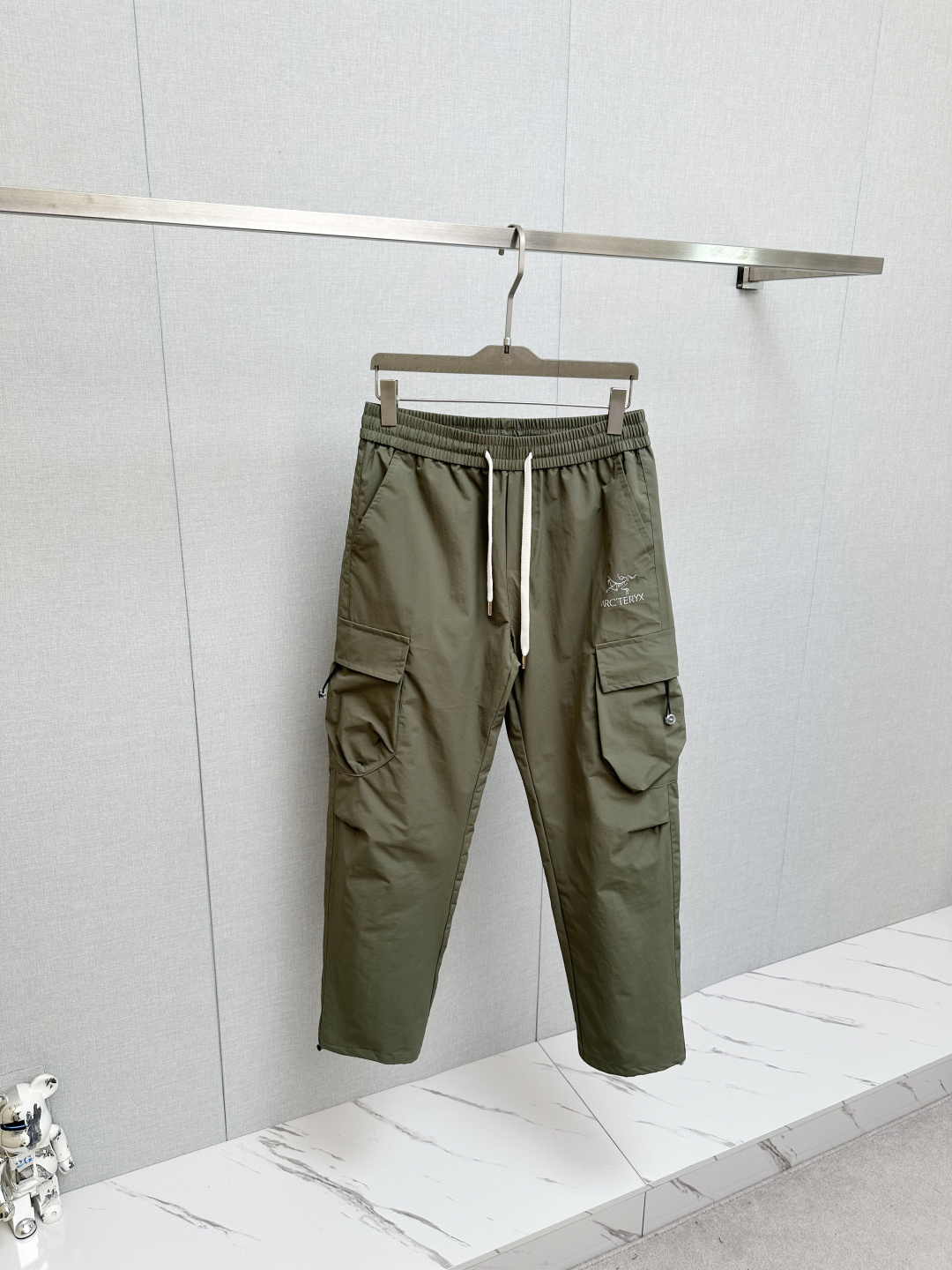 NO:731291,Support the new winter cold-proof functional down pants of Niaojia after the new year, classic down trousers, windproof, rain and snowproof, large down filling inside, comfortable and warm. It is sporty and fashionable while not afraid of the cold in autumn and winter. It is super light and warm, with exquisite craftsmanship details, smooth lines and delicate craftsmanship, coupled with a cool design, it is a super handsome one!  A must-have for cold places in autumn and winter. Winter will keep you from freezing. One piece is worth three!  Size M-4XL,,jil sander,down jacket,19860909支持年后 鸟家 秋冬新款防寒机能羽绒裤,经典羽绒长裤,防风防雨雪,内里大朵绒填充,舒适保暖.运动时尚的同时无惧秋冬严寒.超轻又保暖,工艺细节精细到位,流畅的线条与细腻的工艺,再加上酷感设计上身超帅的一款！秋冬寒冷之地必选,冬天使你不再冷冻,一件抵三件！尺码M-4XL,,jil sander,down jacket,,Men's clothing