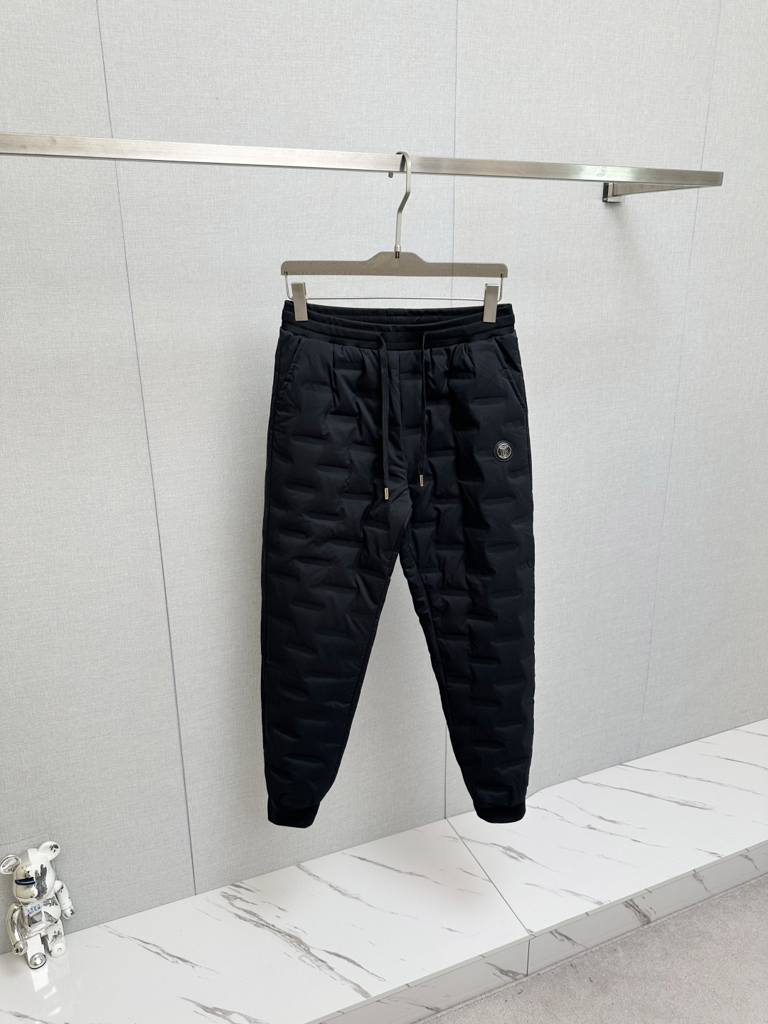 NO:644725,FD new anti-cold functional down trousers for autumn and winter, classic down trousers, windproof, rain and snowproof, large down filling inside, comfortable and warm. They are sporty and fashionable while not afraid of the severe cold in autumn and winter. They are super light and warm, with exquisite craftsmanship details, smooth lines and delicate craftsmanship, plus a cool design, a super handsome one!  A must-have for cold places in autumn and winter. Winter will keep you from freezing. One piece is worth three!  Size M-4XL,,down jacket,alexander wang19860909FD 秋冬新款防寒机能羽绒裤,经典羽绒长裤,防风防雨雪,内里大朵绒填充,舒适保暖.运动时尚的同时无惧秋冬严寒.超轻又保暖,工艺细节精细到位,流畅的线条与细腻的工艺,再加上酷感设计上身超帅的一款！秋冬寒冷之地必选,冬天使你不再冷冻,一件抵三件！尺码M-4XL,,down jacket,alexander wang,Men's clothing