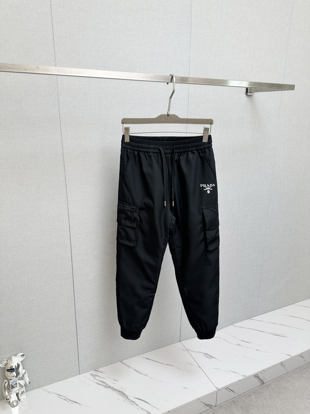 NO:644751,PRADA's new autumn and winter cold-proof functional down trousers, classic down trousers, windproof, rain and snowproof, with large down filling inside, comfortable and warm. They are sporty and fashionable while not afraid of the severe cold in autumn and winter. They are ultra-light and warm, with exquisite craftsmanship details, smooth lines and delicate craftsmanship, plus a cool design that makes the upper body super handsome!  A must-have for cold places in autumn and winter. Winter will keep you from freezing. One piece is worth three!  Size M-4XL,,prada,down jacket,alexander wang19860909PRADA 秋冬新款防寒机能羽绒裤,经典羽绒长裤,防风防雨雪,内里大朵绒填充,舒适保暖.运动时尚的同时无惧秋冬严寒.超轻又保暖,工艺细节精细到位,流畅的线条与细腻的工艺,再加上酷感设计上身超帅的一款！秋冬寒冷之地必选,冬天使你不再冷冻,一件抵三件！尺码M-4XL,,prada,down jacket,alexander wang,Men's clothing