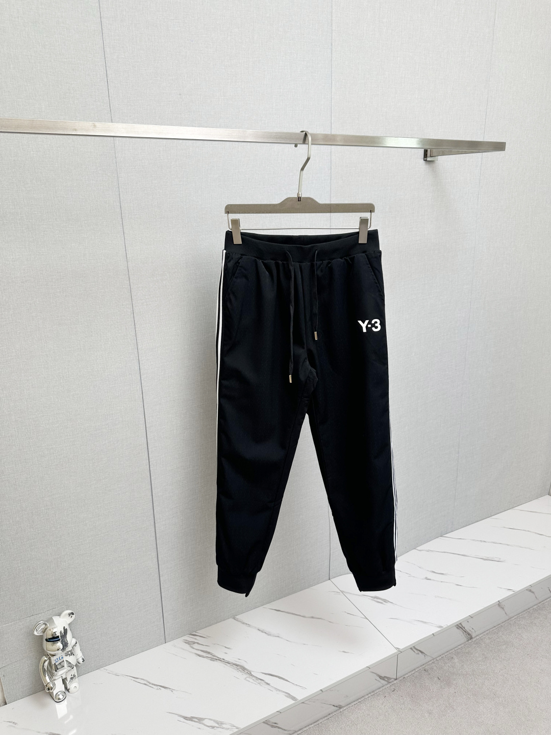 NO:644748,Y3 new anti-cold functional down trousers for autumn and winter, classic down trousers, windproof, rain and snowproof, with large down filling inside, comfortable and warm. They are sporty and fashionable while not afraid of the severe cold in autumn and winter. They are super light and warm, with exquisite craftsmanship details, smooth lines and delicate craftsmanship, plus a cool design that makes the upper body super handsome!  A must-have for cold places in autumn and winter. Winter will keep you from freezing. One piece is worth three!  Size M-4XL,,down jacket,alexander wang19860909Y3 秋冬新款防寒机能羽绒裤,经典羽绒长裤,防风防雨雪,内里大朵绒填充,舒适保暖.运动时尚的同时无惧秋冬严寒.超轻又保暖,工艺细节精细到位,流畅的线条与细腻的工艺,再加上酷感设计上身超帅的一款！秋冬寒冷之地必选,冬天使你不再冷冻,一件抵三件！尺码M-4XL,,down jacket,alexander wang,Men's clothing