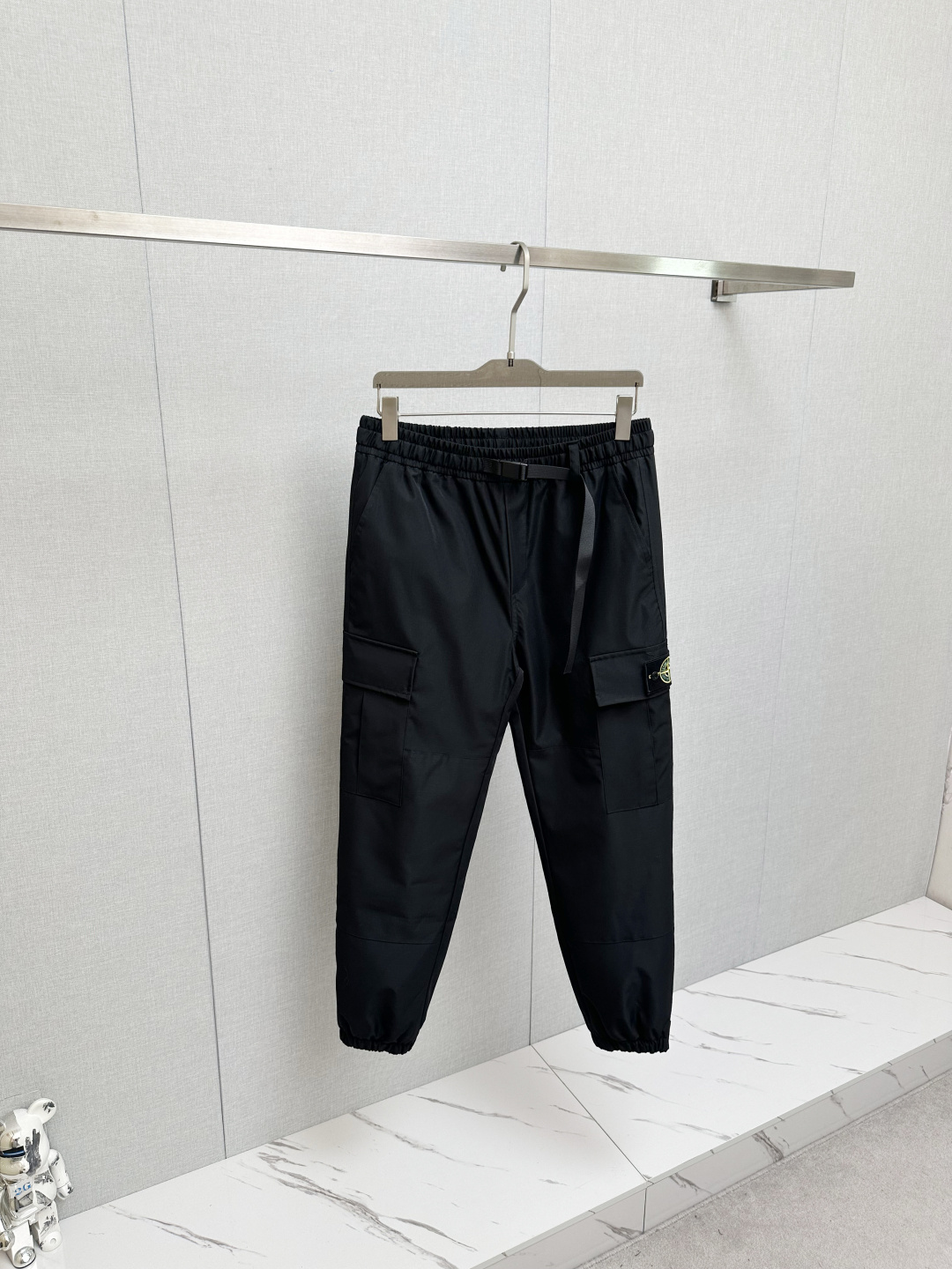 NO:644745,New anti-cold functional down trousers for autumn and winter, classic down trousers, windproof, rain and snowproof, with large down filling inside, comfortable and warm. They are sporty and fashionable while not afraid of the severe cold in autumn and winter. They are super light and warm, with exquisite craftsmanship details, smooth lines and delicate craftsmanship, plus a cool design, a super handsome one!  A must-have for cold places in autumn and winter. Winter will keep you from freezing. One piece is worth three!  Size M-4XL,,down jacket,alexander wang19860909秋冬新款防寒机能羽绒裤,经典羽绒长裤,防风防雨雪,内里大朵绒填充,舒适保暖.运动时尚的同时无惧秋冬严寒.超轻又保暖,工艺细节精细到位,流畅的线条与细腻的工艺,再加上酷感设计上身超帅的一款！秋冬寒冷之地必选,冬天使你不再冷冻,一件抵三件！尺码M-4XL,,down jacket,alexander wang,Men's clothing