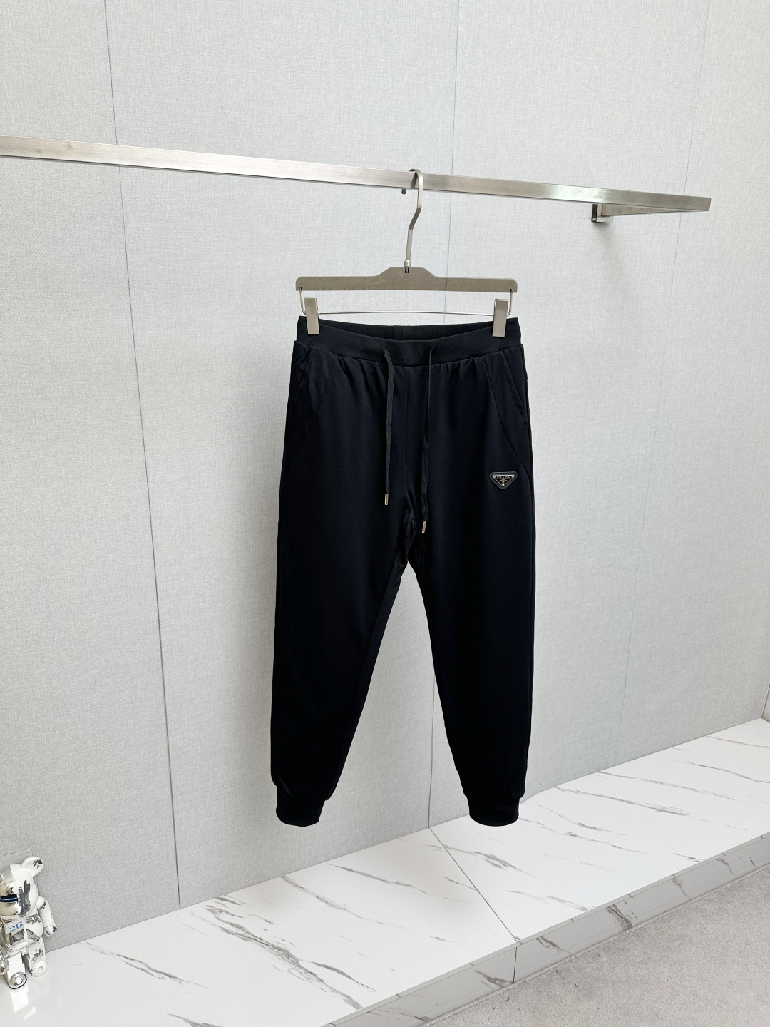 NO:644742,PRADA's new autumn and winter cold-proof functional down trousers, classic down trousers, windproof, rain and snowproof, with large down filling inside, comfortable and warm. They are sporty and fashionable while not afraid of the severe cold in autumn and winter. They are ultra-light and warm, with exquisite craftsmanship details, smooth lines and delicate craftsmanship, plus a cool design that makes the upper body super handsome!  A must-have for cold places in autumn and winter. Winter will keep you from freezing. One piece is worth three!  Size M-4XL,,prada,down jacket,alexander wang19860909PRADA 秋冬新款防寒机能羽绒裤,经典羽绒长裤,防风防雨雪,内里大朵绒填充,舒适保暖.运动时尚的同时无惧秋冬严寒.超轻又保暖,工艺细节精细到位,流畅的线条与细腻的工艺,再加上酷感设计上身超帅的一款！秋冬寒冷之地必选,冬天使你不再冷冻,一件抵三件！尺码M-4XL,,prada,down jacket,alexander wang,Men's clothing