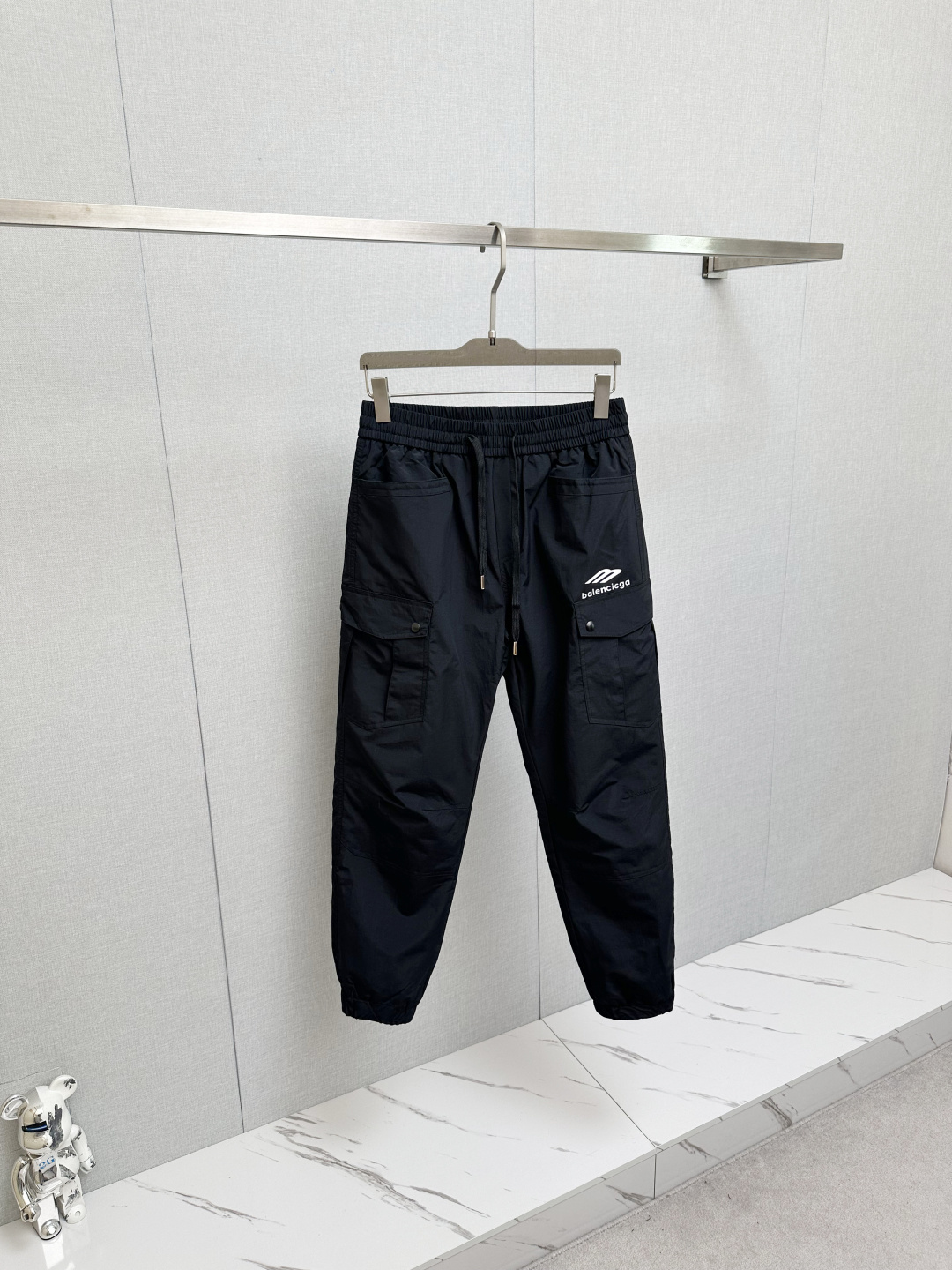 NO:644737,BAL's new autumn and winter cold-proof functional down trousers, classic down trousers, are windproof, rain and snowproof, with large down filling inside, comfortable and warm. They are sporty and fashionable and are not afraid of the severe cold in autumn and winter. They are super light and warm, with exquisite craftsmanship details, smooth lines and delicate craftsmanship, plus a cool design that makes the upper body super handsome!  A must-have for cold places in autumn and winter. Winter will keep you from freezing. One piece is worth three!  Size M-4XL,,down jacket,alexander wang19860909BAL 秋冬新款防寒机能羽绒裤,经典羽绒长裤,防风防雨雪,内里大朵绒填充,舒适保暖.运动时尚的同时无惧秋冬严寒.超轻又保暖,工艺细节精细到位,流畅的线条与细腻的工艺,再加上酷感设计上身超帅的一款！秋冬寒冷之地必选,冬天使你不再冷冻,一件抵三件！尺码M-4XL,,down jacket,alexander wang,Men's clothing