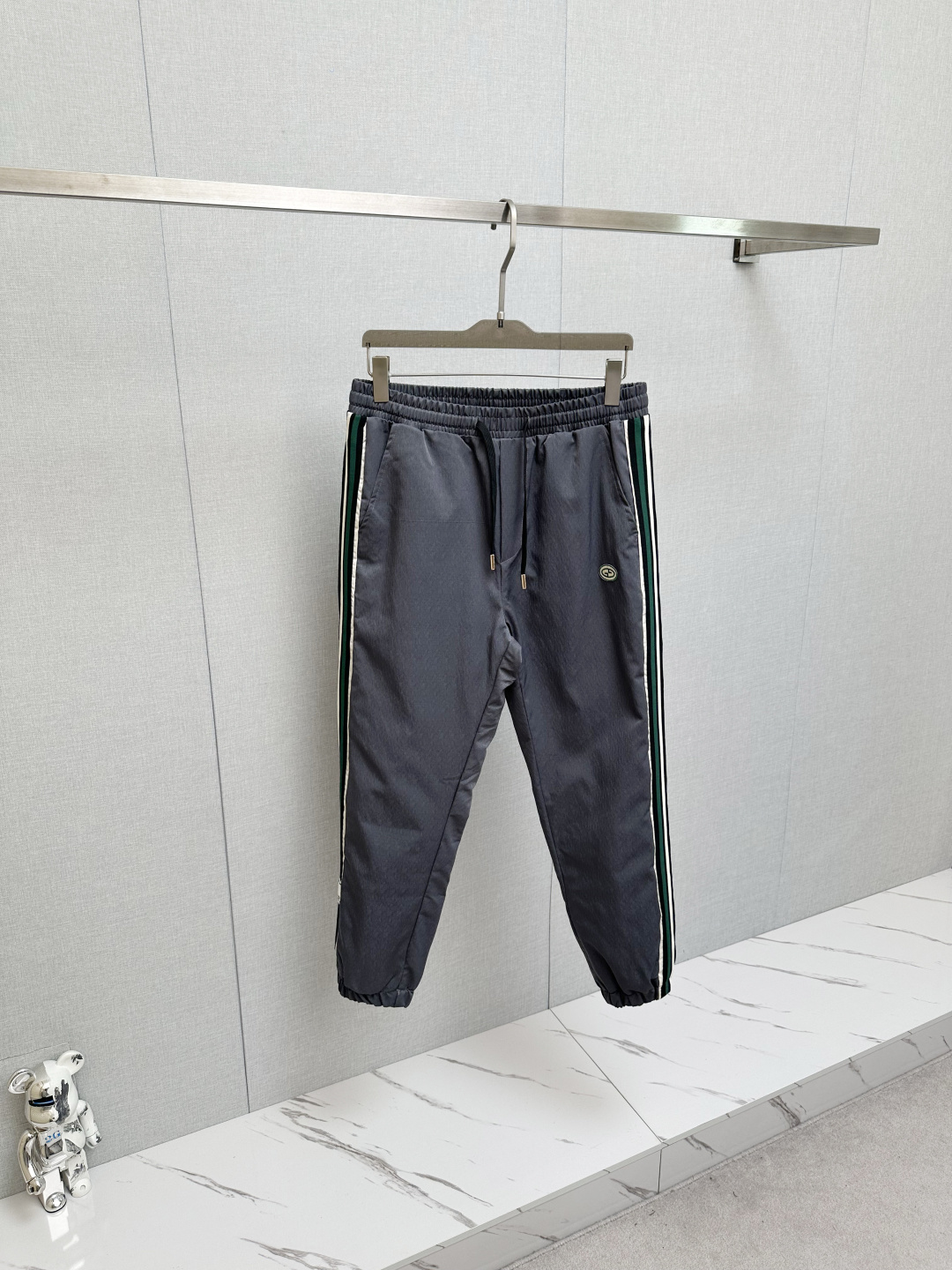 NO:644740,GUCCI's new autumn and winter cold-proof functional down trousers, classic down trousers, are windproof, rain-proof and snow-proof, with large down filling inside, comfortable and warm. They are sporty and fashionable while not afraid of the severe cold in autumn and winter. They are super light and warm, with fine craftsmanship details, smooth lines and delicate craftsmanship, plus a cool design that makes the upper body super handsome!  A must-have for cold places in autumn and winter. Winter will keep you from freezing. One piece is worth three!  Size M-4XL,,gucci,down jacket,alexander wang19860909GUCCI 秋冬新款防寒机能羽绒裤,经典羽绒长裤,防风防雨雪,内里大朵绒填充,舒适保暖.运动时尚的同时无惧秋冬严寒.超轻又保暖,工艺细节精细到位,流畅的线条与细腻的工艺,再加上酷感设计上身超帅的一款！秋冬寒冷之地必选,冬天使你不再冷冻,一件抵三件！尺码M-4XL,,gucci,down jacket,alexander wang,Men's clothing