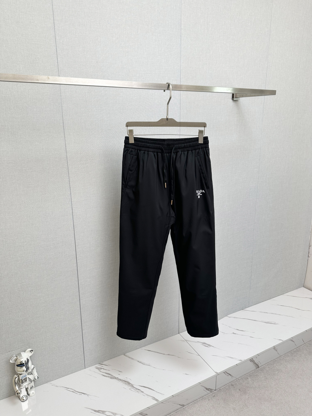 NO:731296,Support the new PRADA autumn and winter winter functional down pants, classic down pants, windproof, rain and snowproof, large down filling inside, comfortable and warm. It is sporty and fashionable while not afraid of the cold in autumn and winter. It is ultra-light and warm, with exquisite craftsmanship details, smooth lines and delicate craftsmanship, coupled with a cool design, it is a super handsome one!  A must-have for cold places in autumn and winter. Winter will keep you from freezing. One piece is worth three!  Size M-4XL,,prada,down jacket,19860909支持年后 PRADA 秋冬新款防寒机能羽绒裤,经典羽绒长裤,防风防雨雪,内里大朵绒填充,舒适保暖.运动时尚的同时无惧秋冬严寒.超轻又保暖,工艺细节精细到位,流畅的线条与细腻的工艺,再加上酷感设计上身超帅的一款！秋冬寒冷之地必选,冬天使你不再冷冻,一件抵三件！尺码M-4XL,,prada,down jacket,,Men's clothing