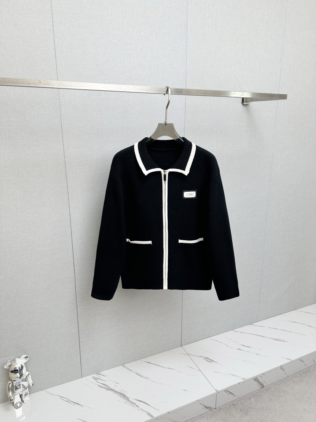 NO:644746,Margiela's hot new product 2025 autumn and winter new heavy industry wool cardigan, brand Golo embroidery on the chest, classic simple and elegant brand sheep wool sweater, made of imported New Zealand sheep wool. Soft, delicate and very comfortable. The design is very simple, dear friends, hurry up and get it!  Size M-3XL,,masion margiela,sweaters,alexander wang19860909马吉拉 新品爆款 2025秋冬新重工羊毛开衫 胸前品牌Golo刺绣经典简约大气品牌绵羊毛毛衣,采用进口新西兰绵羊毛.柔软细腻 非常舒服 .设计非常的简洁,亲们赶紧入手！尺码M-3XL,,masion margiela,sweaters,alexander wang,Men's clothing