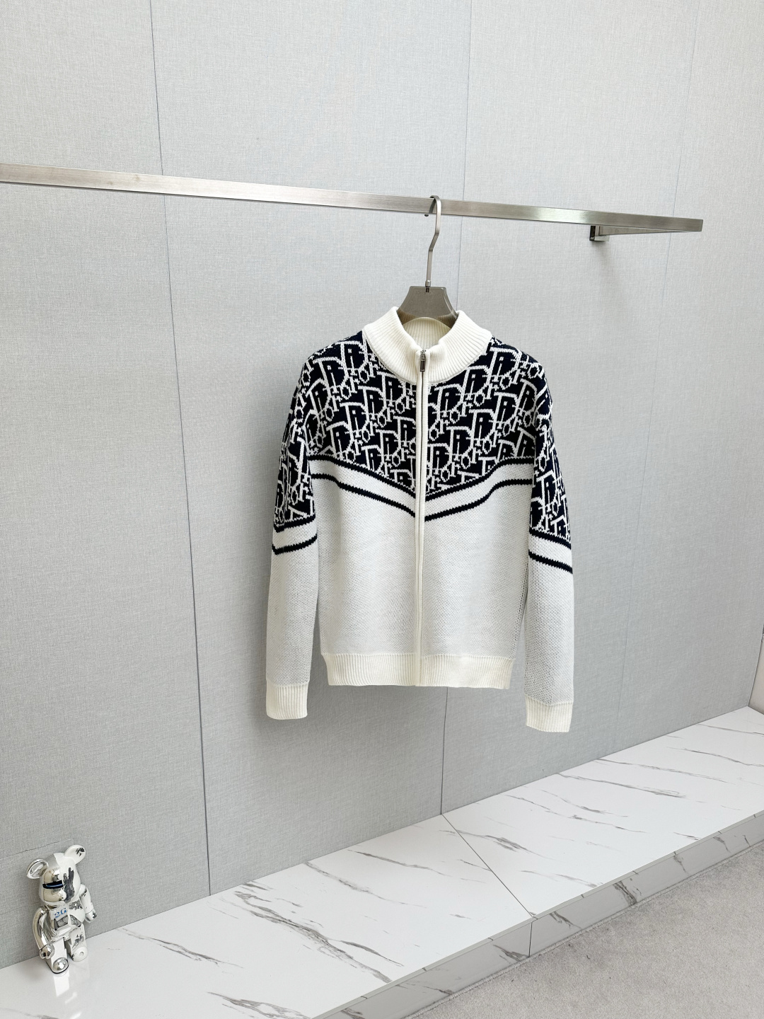 NO:644743,DIOR's hot new product 2025 autumn and winter new heavy industry wool cardigan, brand Golo embroidery on the chest, classic simple and elegant brand sheep wool sweater, made of imported New Zealand sheep wool. Soft, delicate and very comfortable. The design is very simple, dear friends, hurry up and get it!  Size M-3XL,,dior,sweaters,alexander wang19860909DIOR 新品爆款 2025秋冬新重工羊毛开衫 胸前品牌Golo刺绣经典简约大气品牌绵羊毛毛衣,采用进口新西兰绵羊毛.柔软细腻 非常舒服 .设计非常的简洁,亲们赶紧入手！尺码M-3XL,,dior,sweaters,alexander wang,Men's clothing