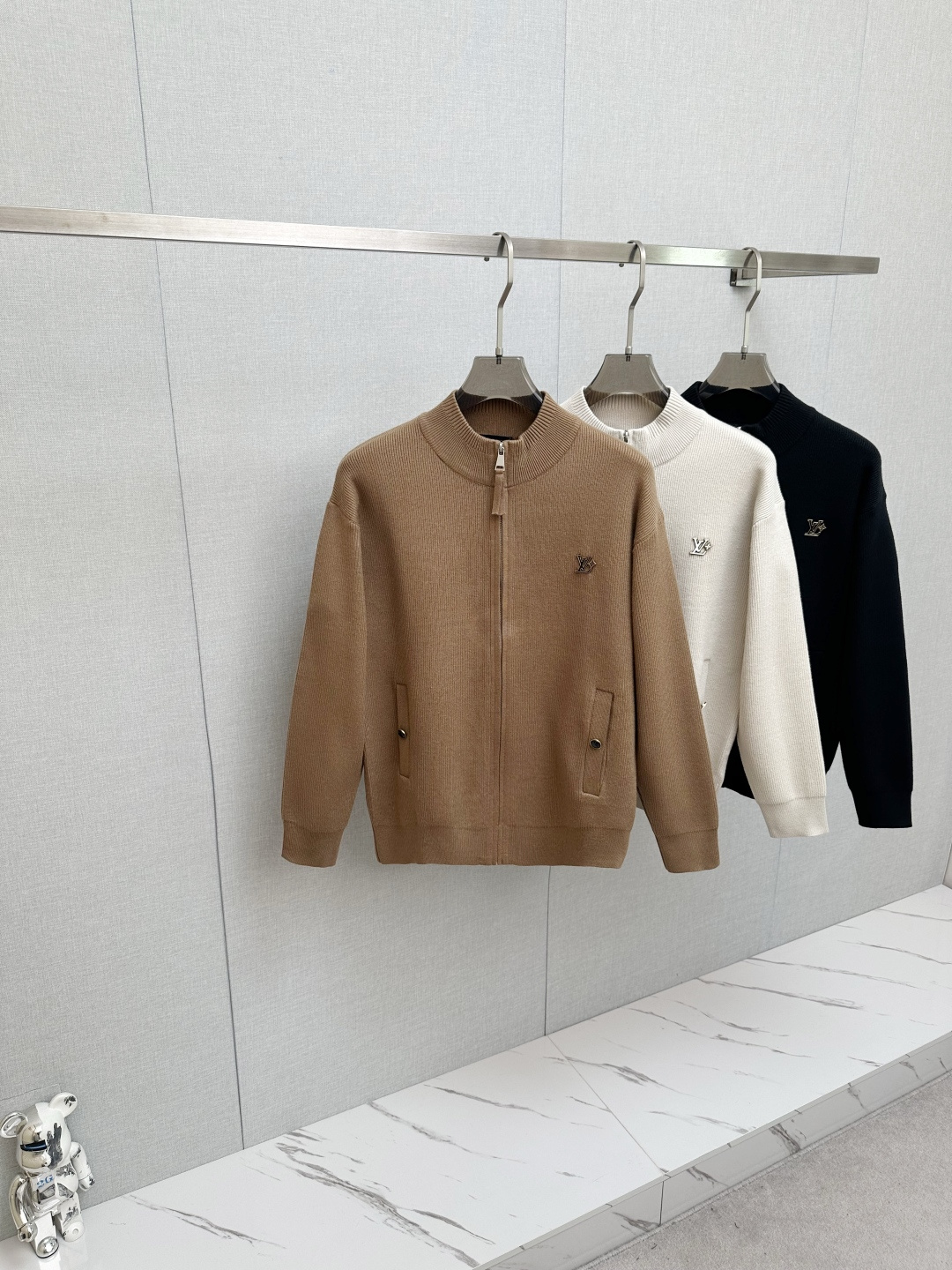 Louis Vuitton Wool Sweater with Embroidered Logo – Classic & Comfortable